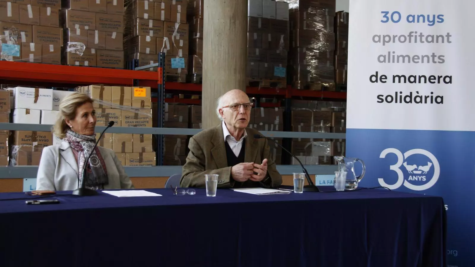 Pla general de la presidenta de la fundació, Roser Brutau i Basté, i el director, Lluís Fatjó-Vilas, a la presentació de la Memòria d'activitats del 2017 del Banc dels Aliments de Barcelona