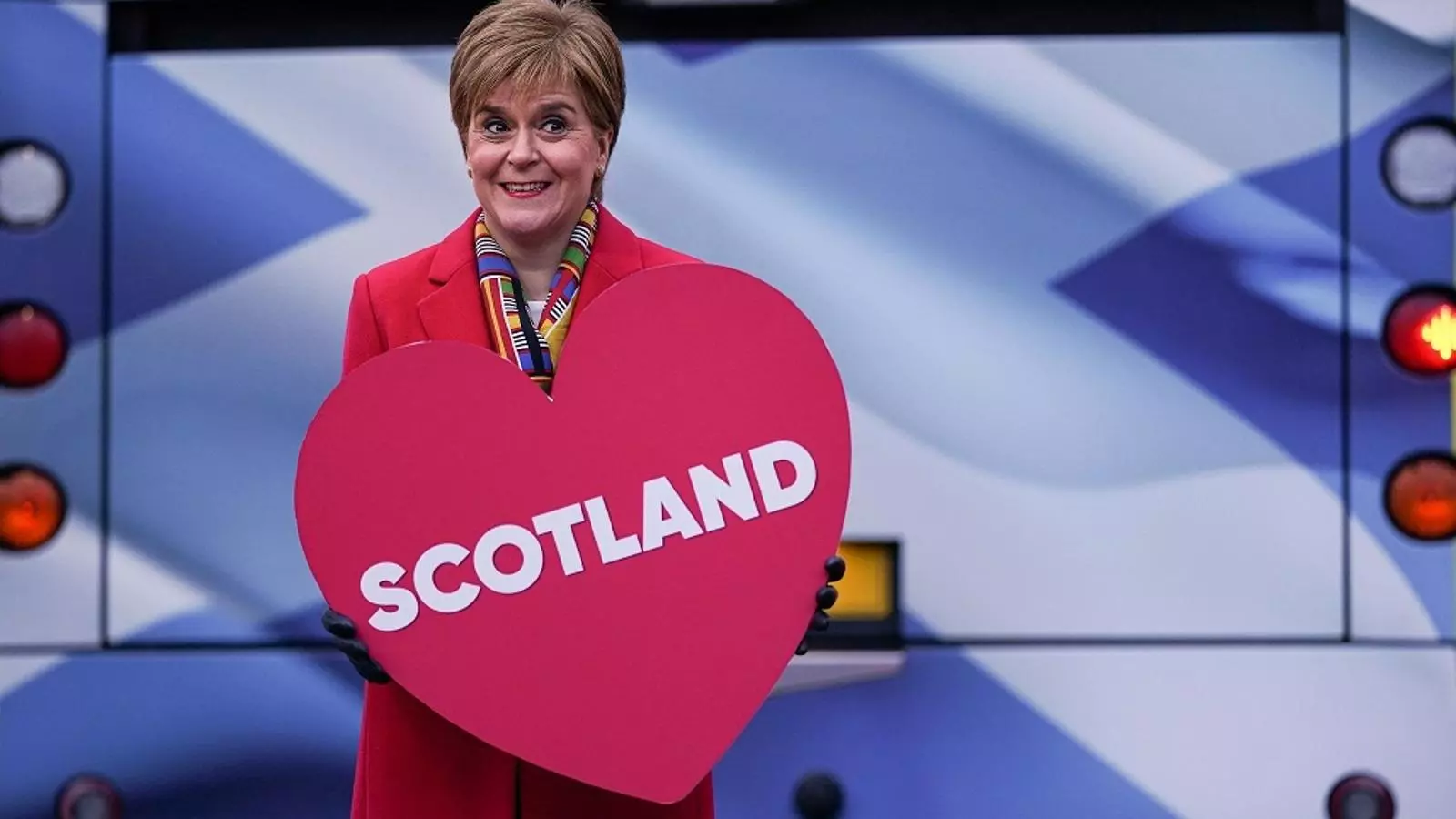Nicola Sturgeon, primera ministra escocesa, als afores del parlament escocès l'11 de desembre de 2019, el dia abans de les eleccions que donarien la victòria a Boris Johnson