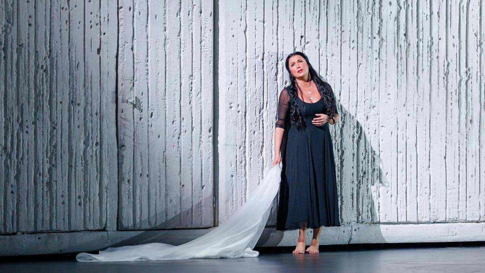 La soprano Anna Netrebko en la ópera 'Aida', con dirección de escena de Shirin Neshat, en el Liceu.