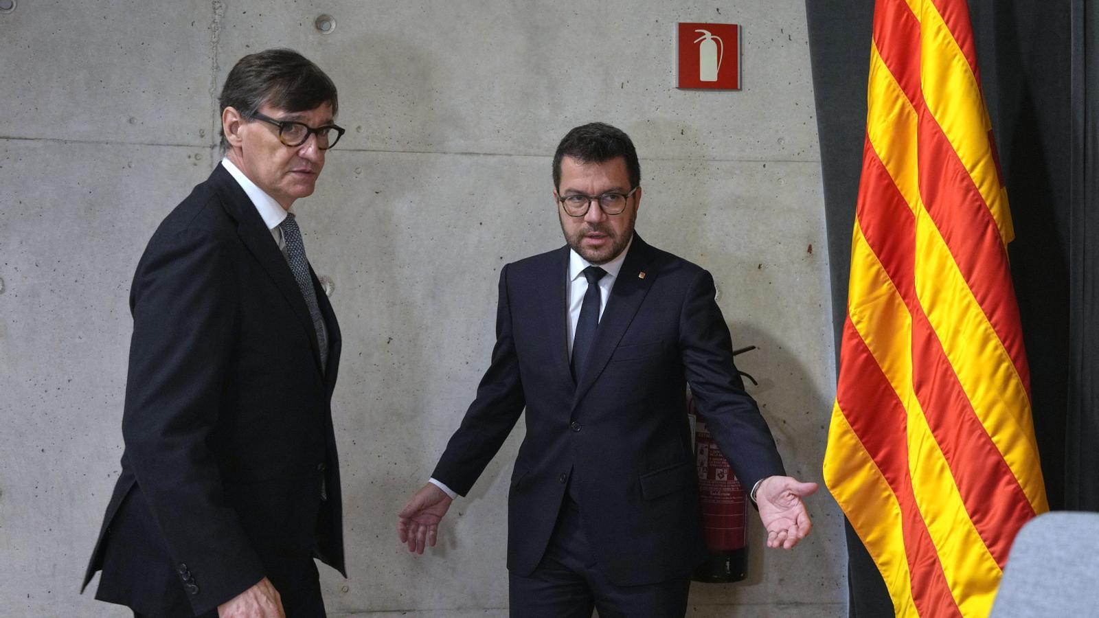Pere Aragonès and Salvador Illa at the event for the handover of the documentary fund of Aragonès' presidency.