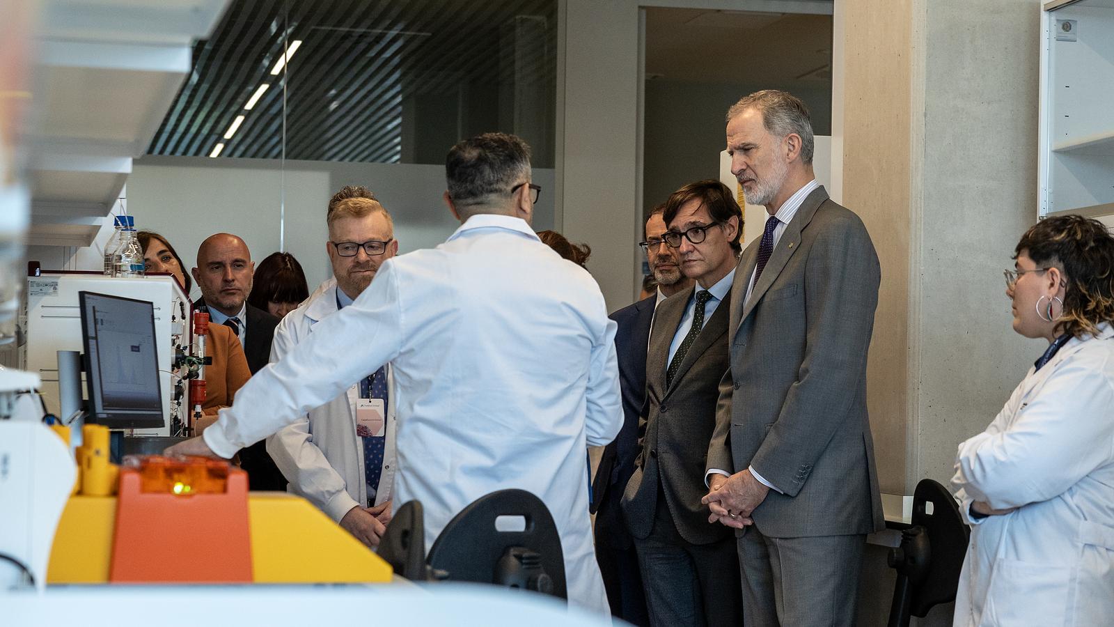 Salvador Illa y el rey Felipe IV inauguran el CaixaResearch Institute junto con Isidre Fainé y el Dr. Baselga