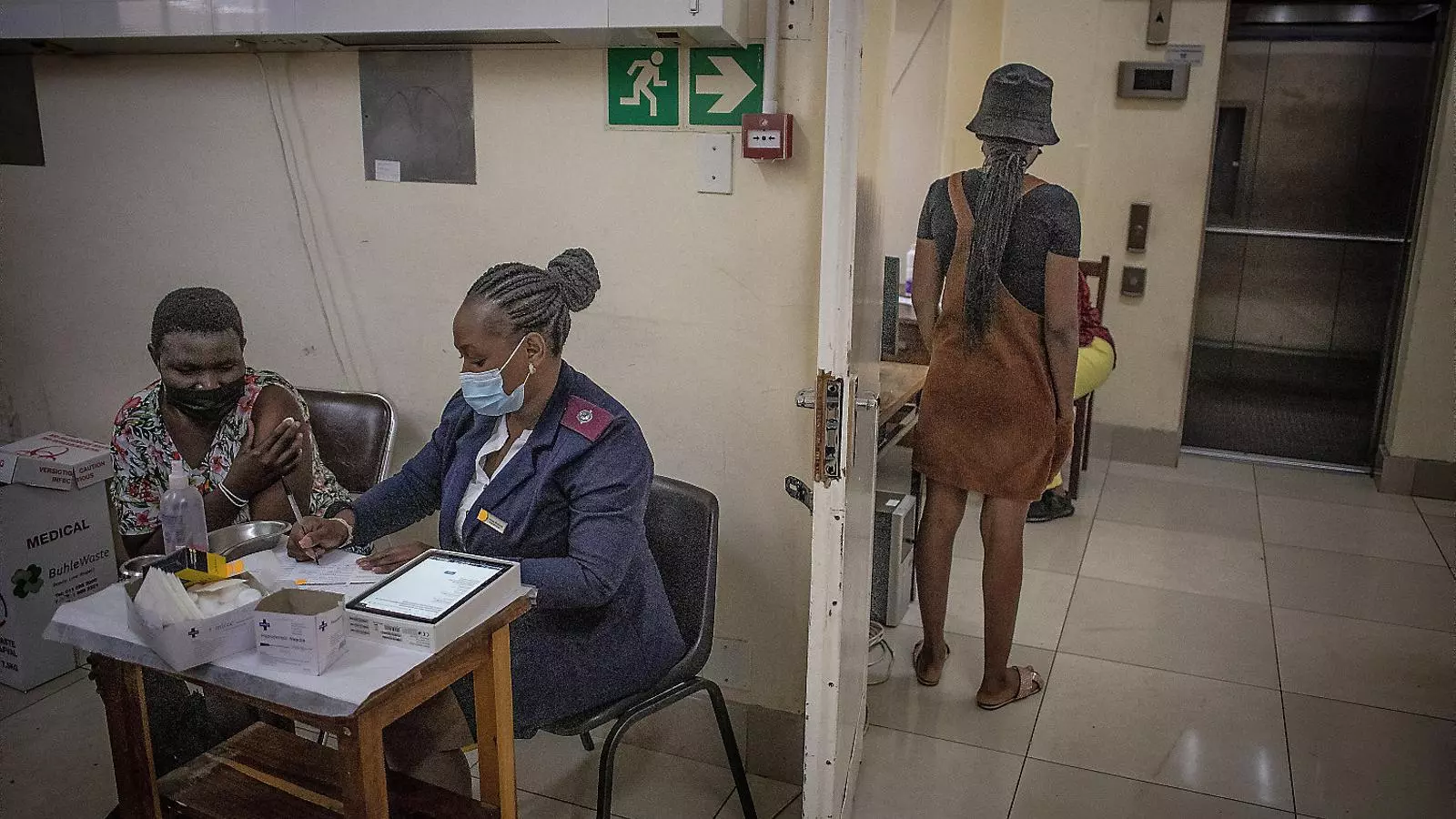 Una dona vacunant-se contra el covid en una clínica de Johannesburg, a Sud-àfrica.