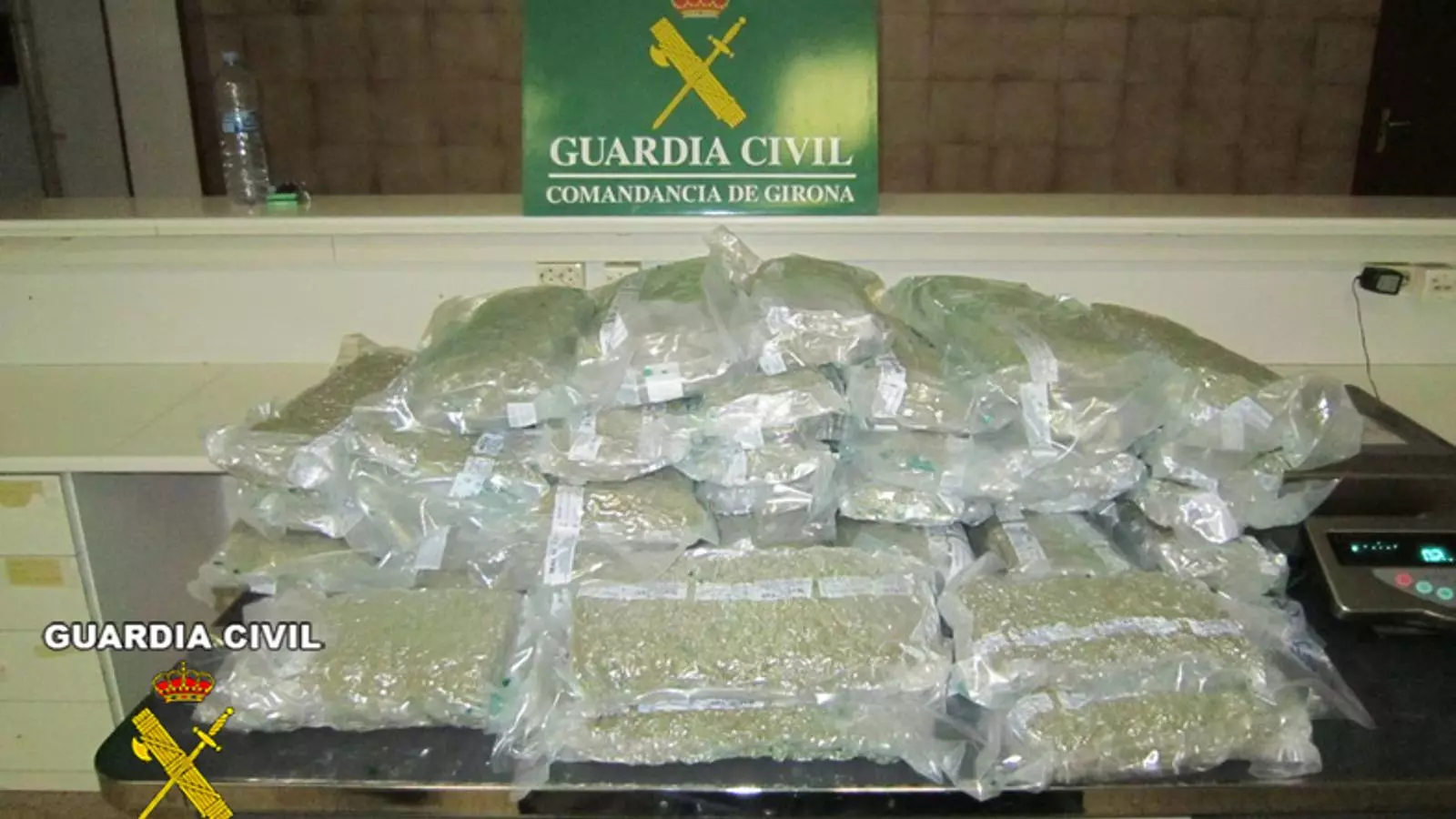 Els 44,5 quilos de marihuana comissats durant un control a la Jonquera en què va resultar detingut un passatger d'un autobús / Guàrdia Civil