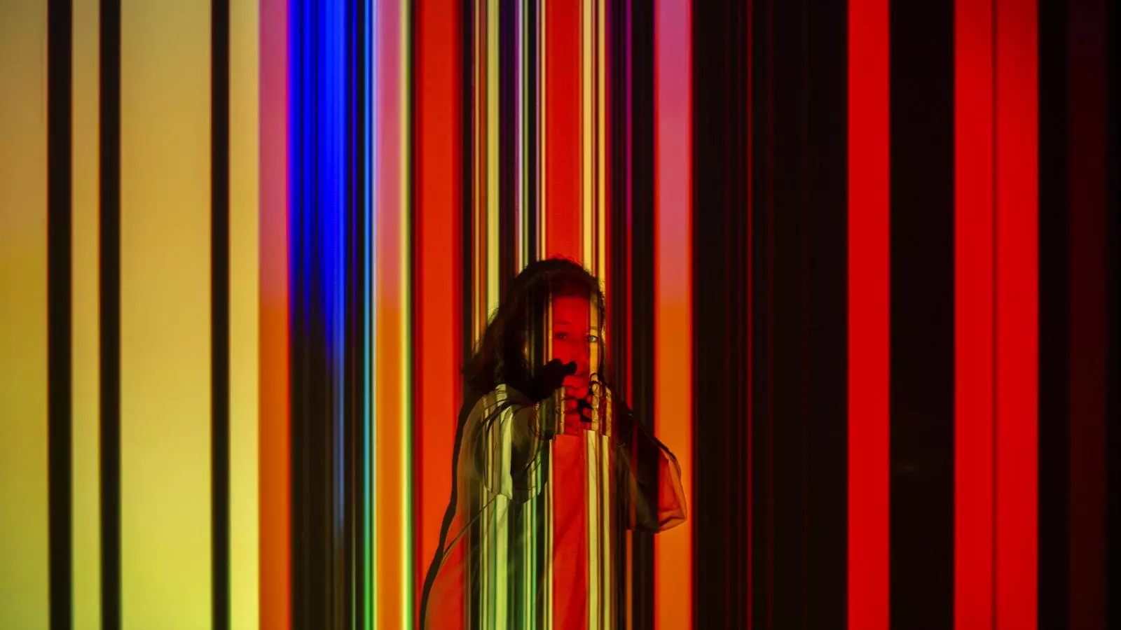 Eugenia Balcells inmersa en la seva obra' Freqüències', una dansa de llum en què els colors característics de cada element xoquen en una metàfora de la creació