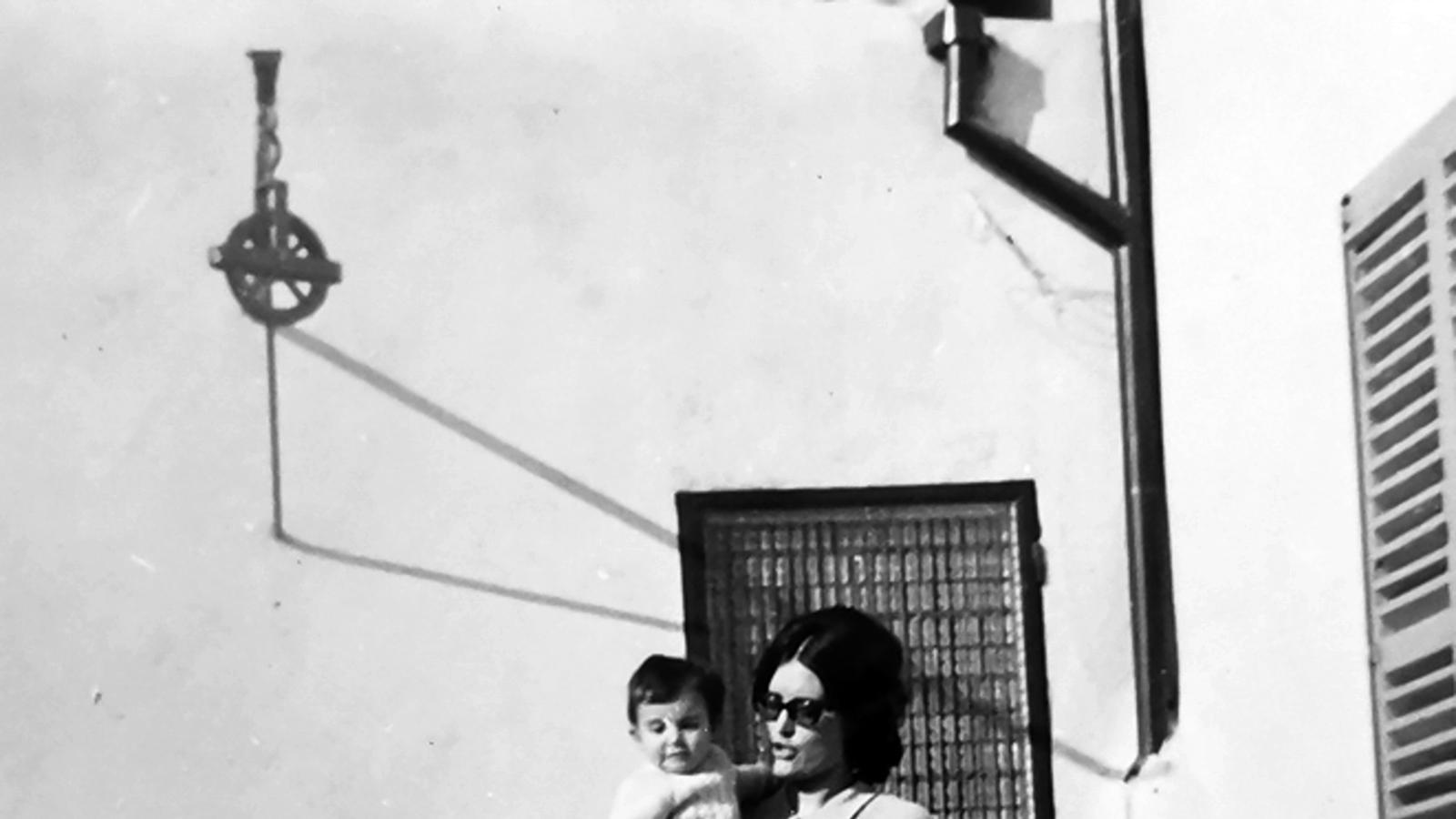 Francisca Niell, padrina de Maya, sosté la seva filla (i mare de Maya) al corral.