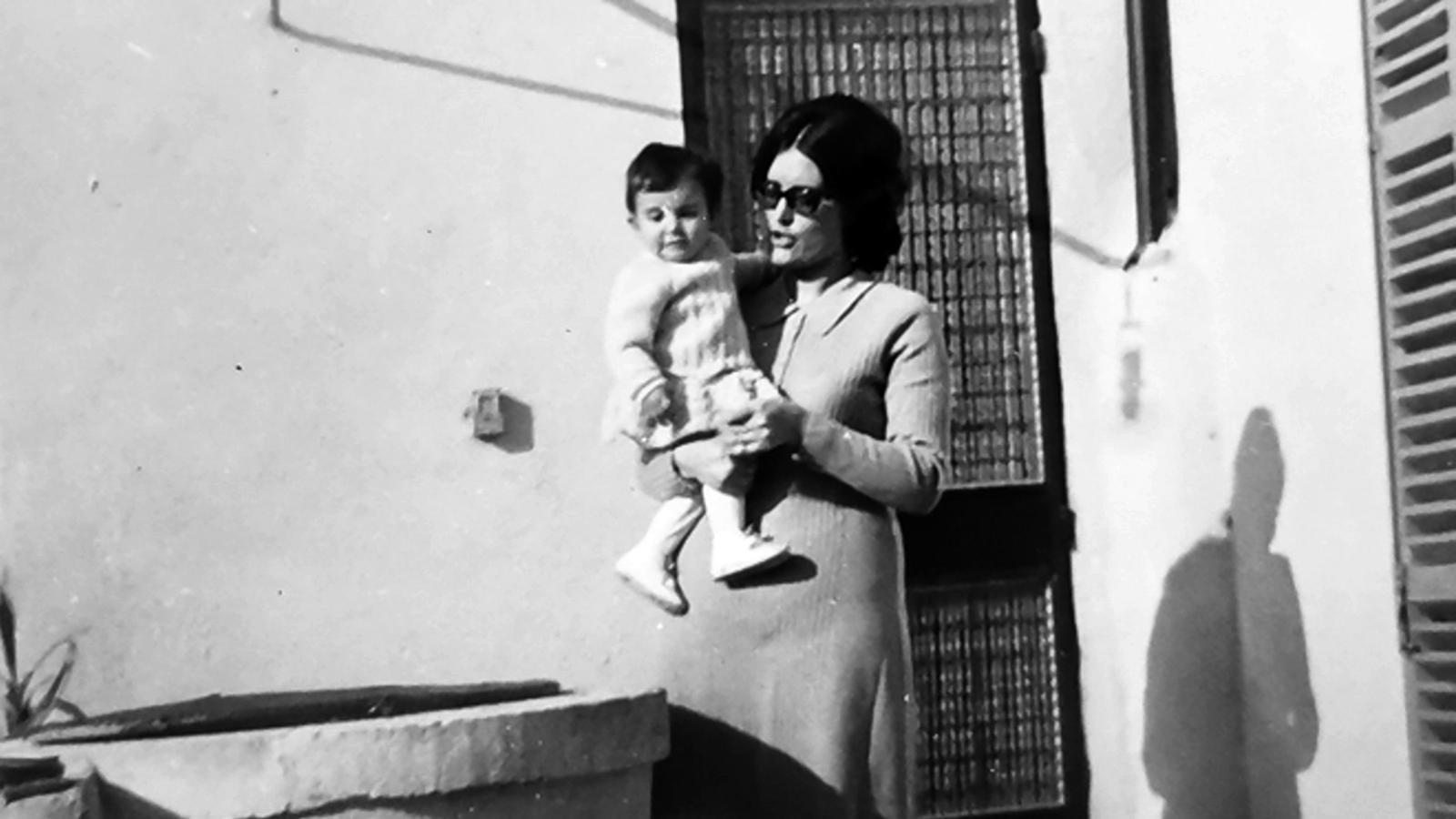 Francisca Niell, padrina de Maya, sosté la seva filla (i mare de Maya) al corral.