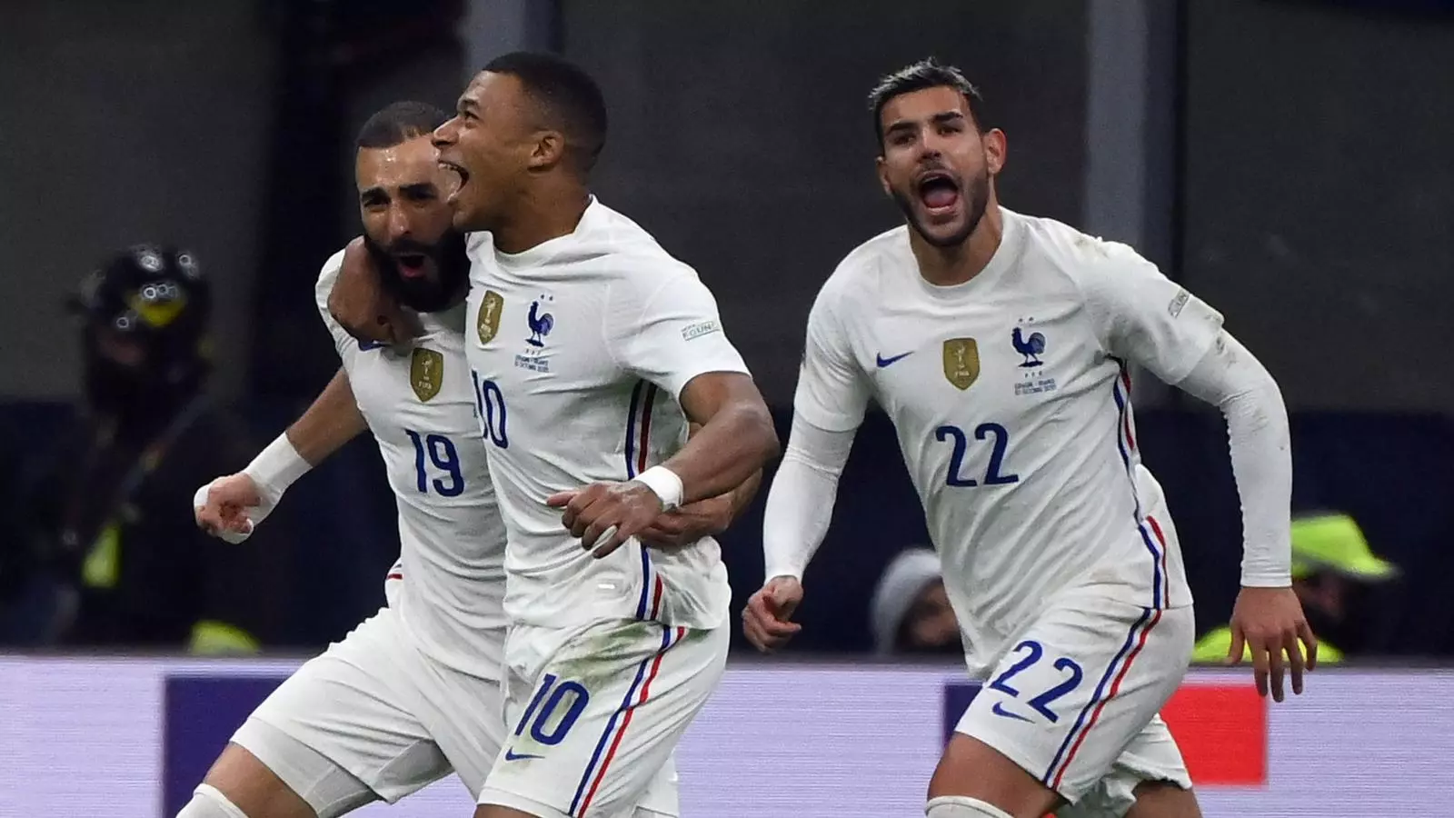 Mbappé, Benzema i Hernández celebrant un dels gols a la final de la Lliga de Nacions.