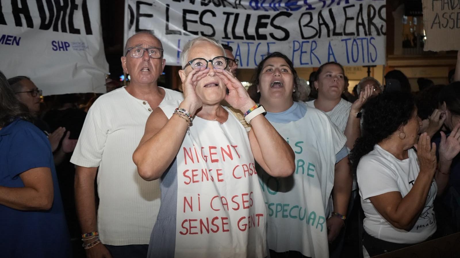 Els participants cridaven lemes com "ni gent sense cases ni cases sense gent"