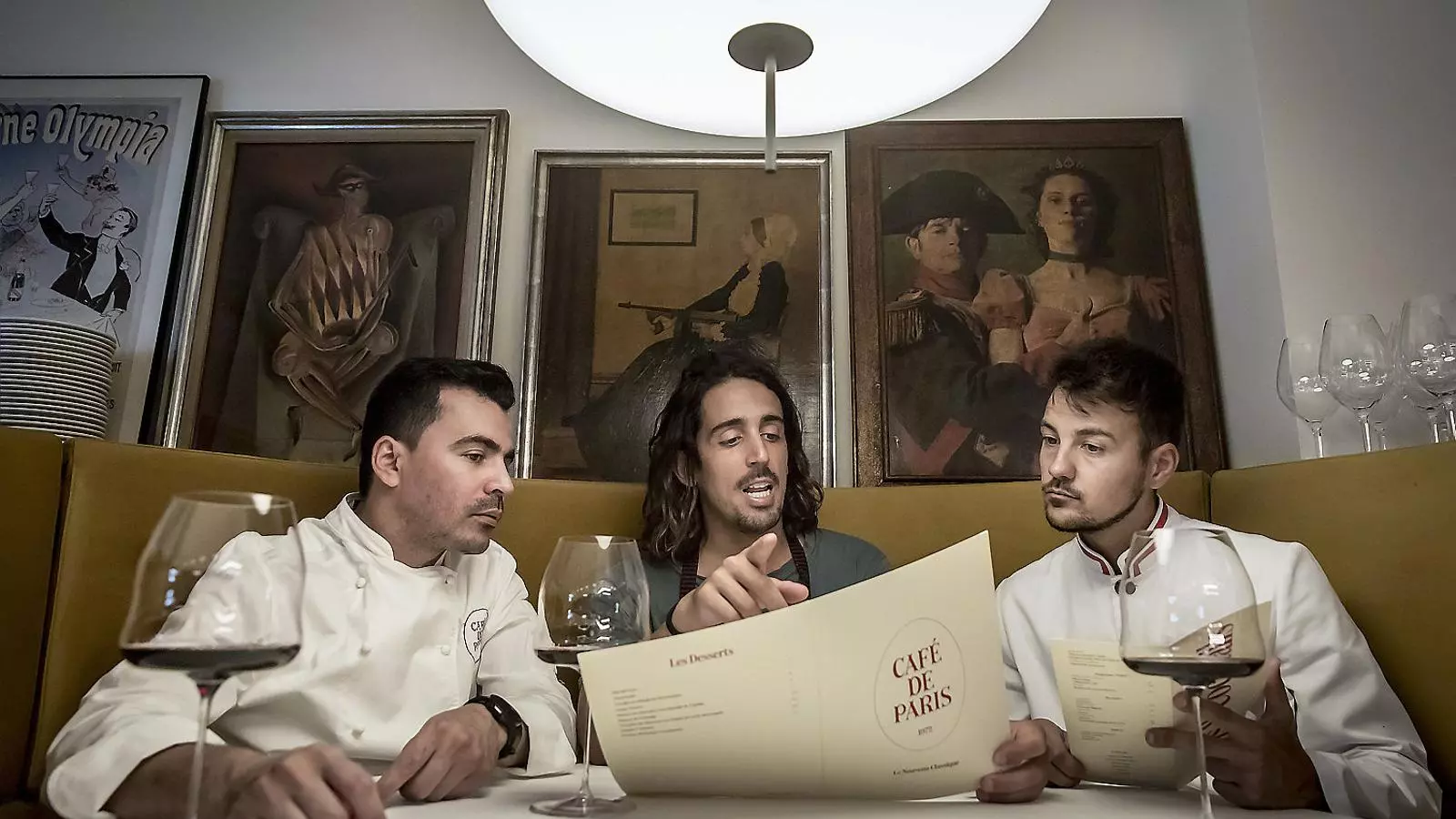 El xef Jordi Cunill, al centre, amb part de l’equip del restaurant.