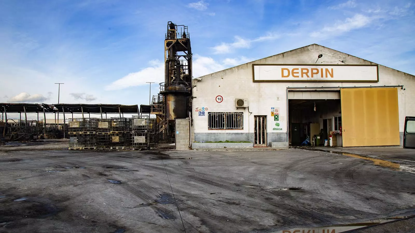 Diposit afectat per l'incendi, al costat de la nau, de la planta de Montornès
