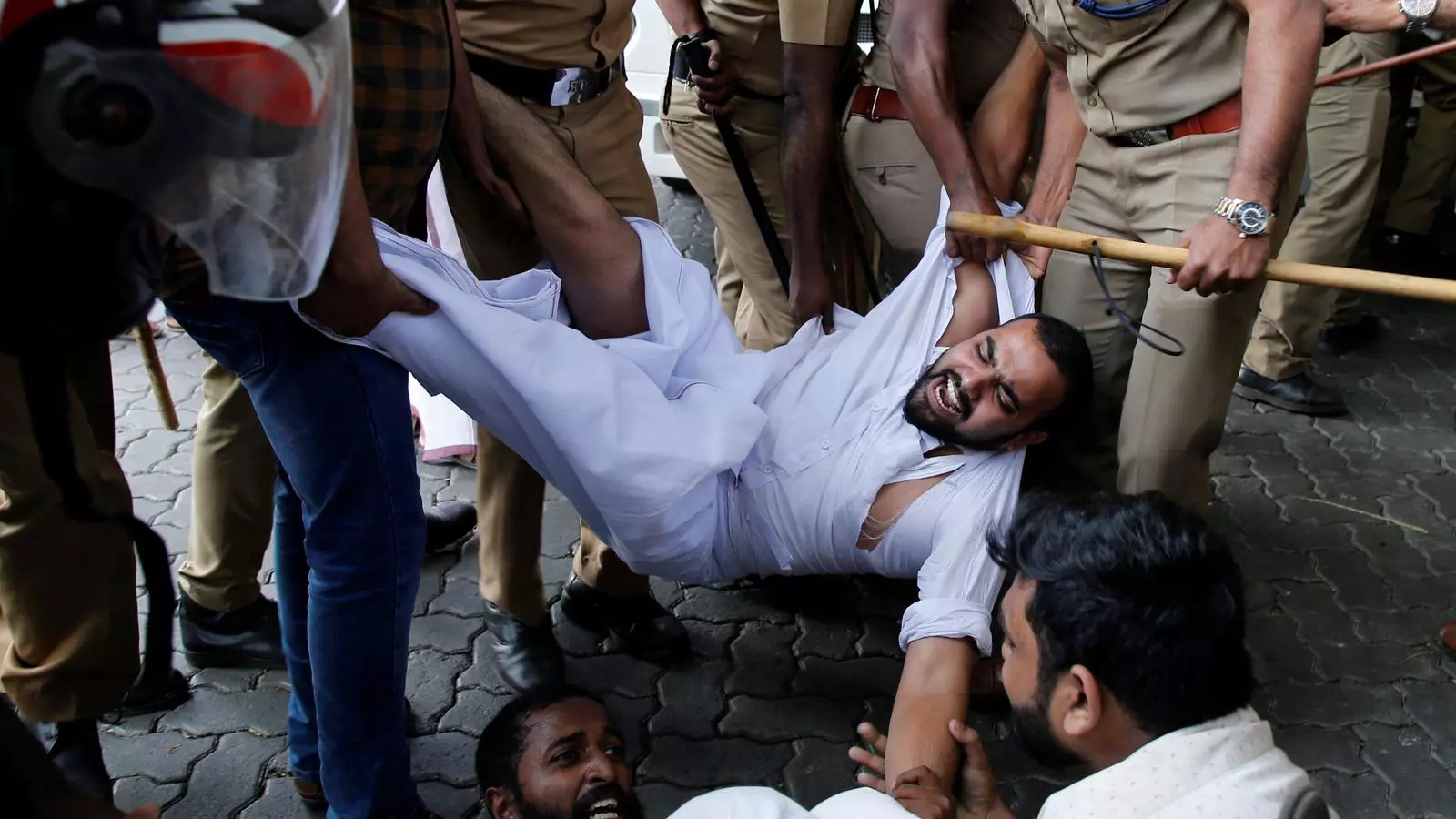 La policia desallotja un home durant les protestes contra l'entrada de dues dones en edat de menstruar en un temple hindú de Kerala