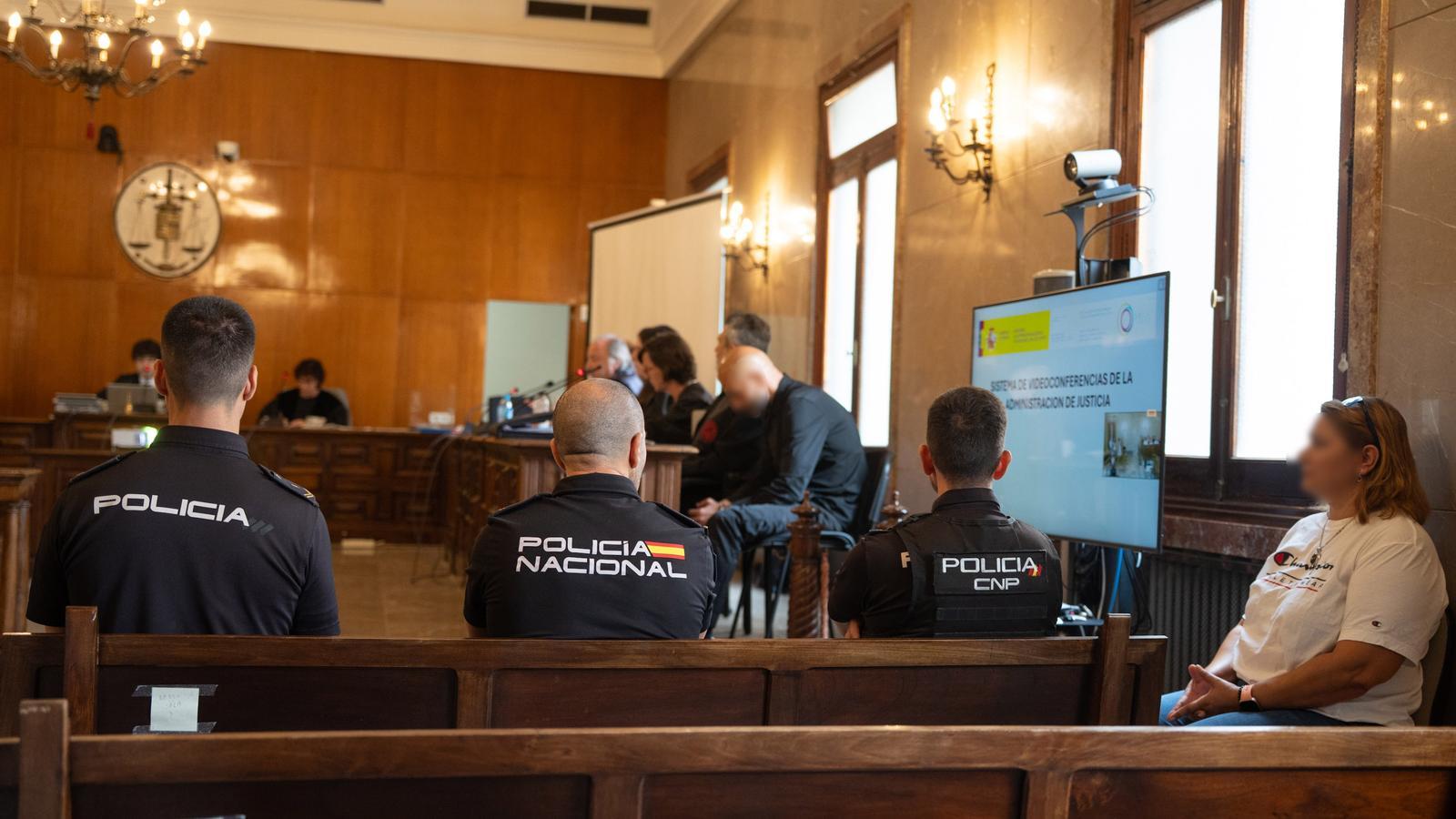 Jornada de judici jurat a un home que va assassinar la seva parella en presència de la seva filla