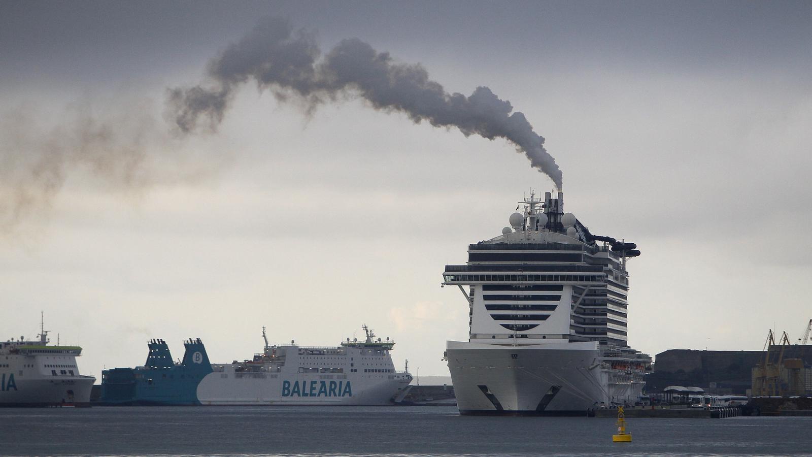 Un creuer en el port de Palma