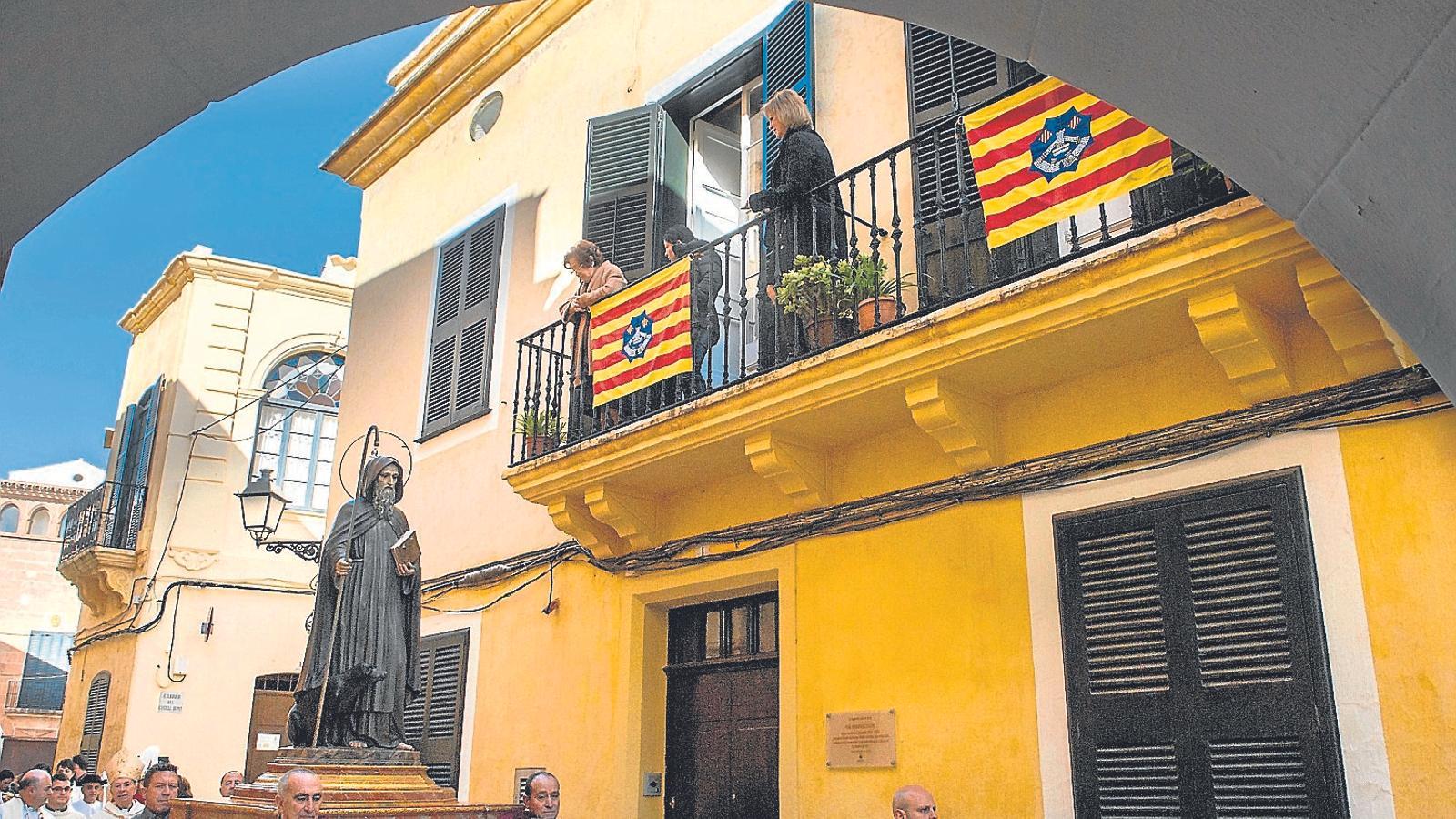 La processó dels Tres Tocs passa pels carrers del centre històric de Ciutadella.