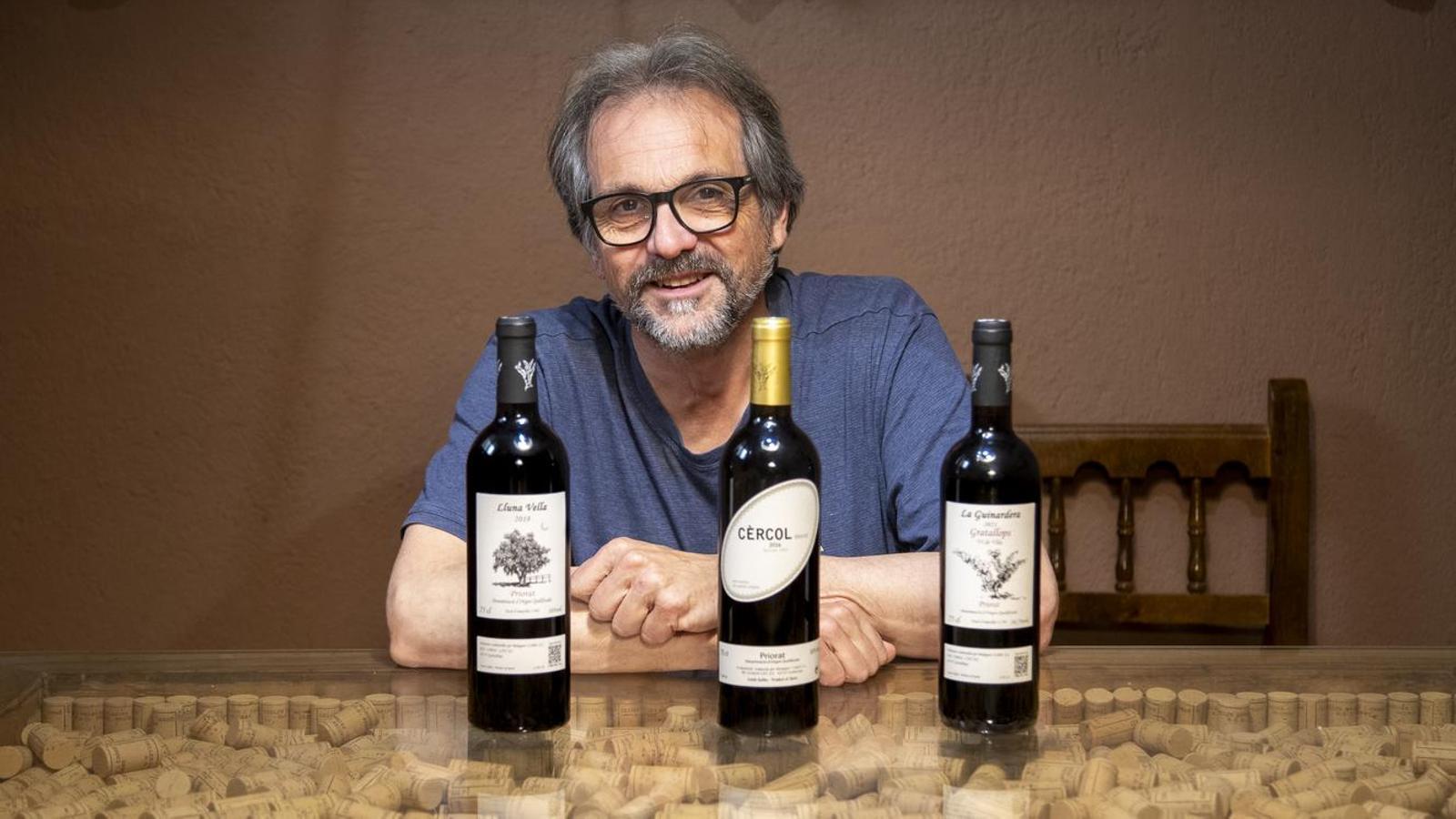 Jaume Balaguer, con tres de los vinos que elabora junto a su padre en Gratallops