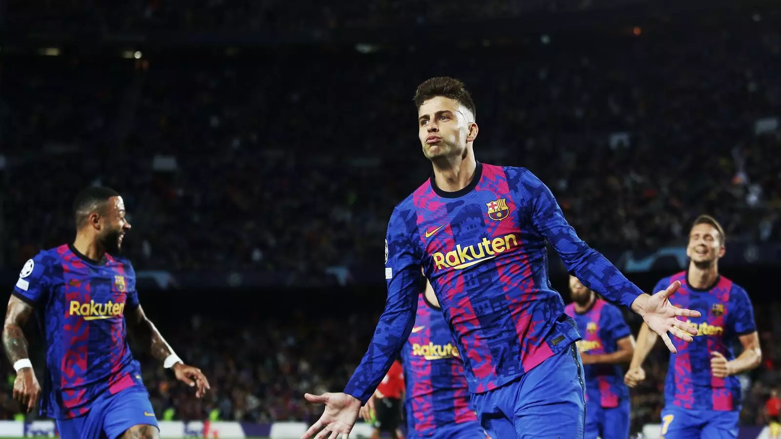 Piqué, celebrando el primer gol contra el Dinamo