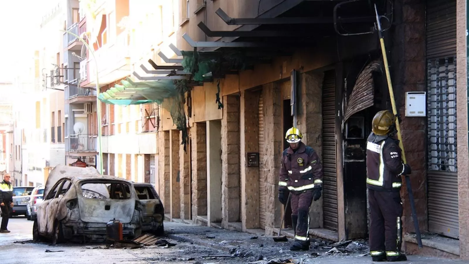 Bombers revisen la seguretat a l'exterior del local on s'ha produït l'explosió a Esplugues / ACN