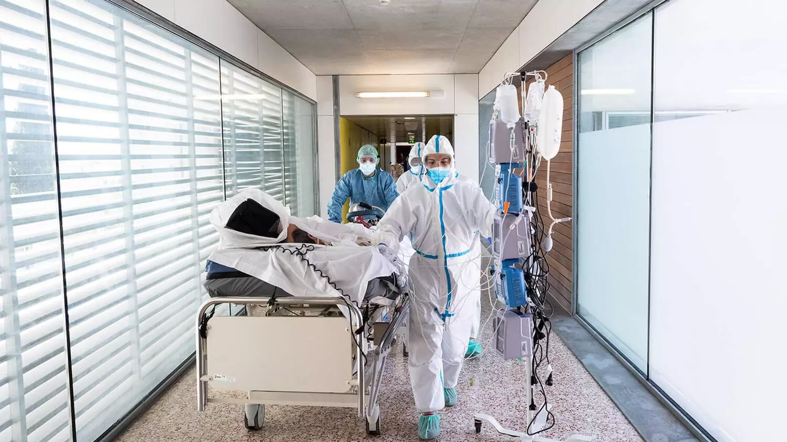 Un enfermo es trasladado al Hospital de Bellvitge