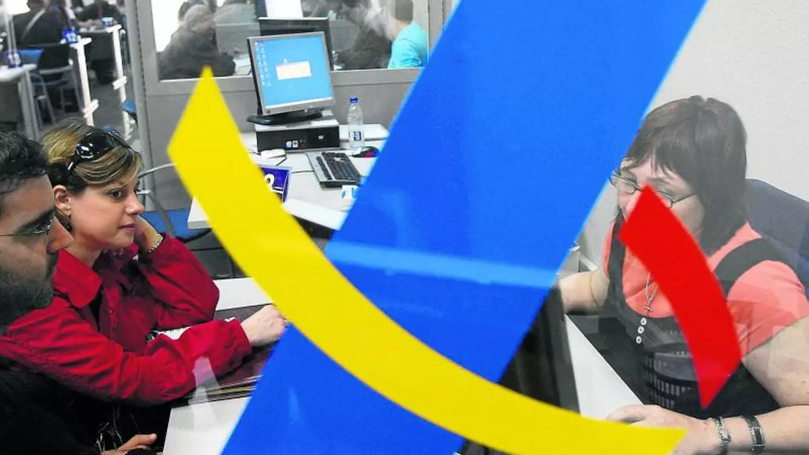 AGÈNCIA TRIBUTÀRIA
Uns contribuents esperen complir amb els seus deures impositius el primer dia de la campanya de la renda de l'any passat.