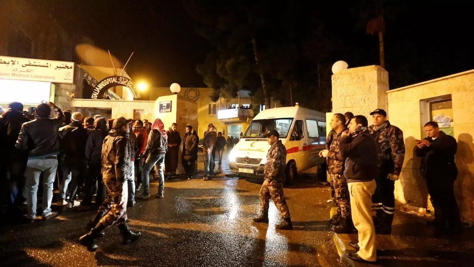 Ambulàncies davant l'hospital italià d'Al-Karak a Jordània.