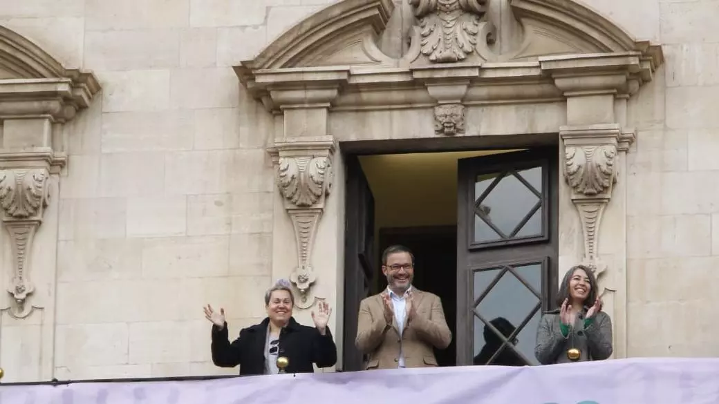 La regidora de Feminisme, Sonia Vivas, i el batle, José Hila, aquest dilluns a la façana de Cort.
