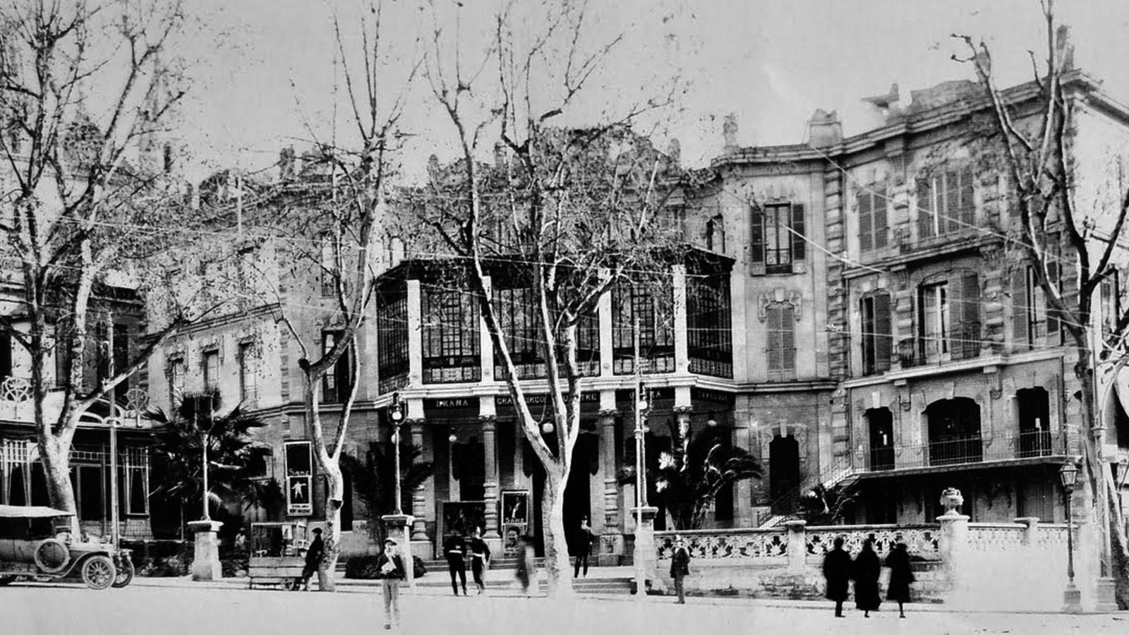 Teatre Líric i hotel Alhambra, a l’actual Hort del Rei de Palma, el 1920.