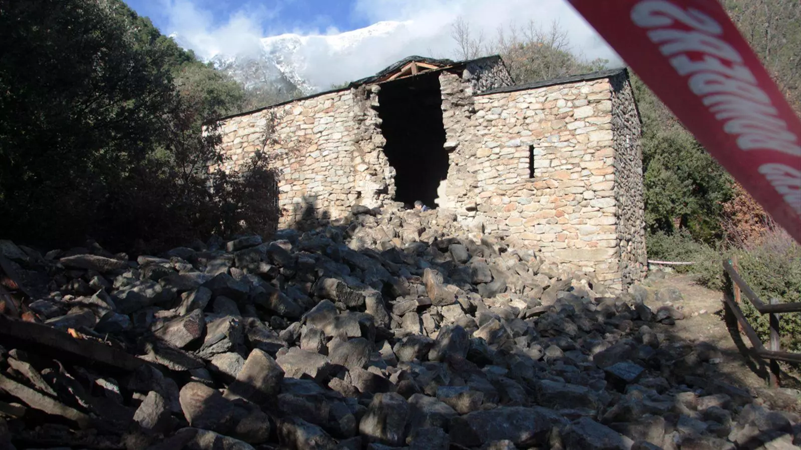 Estat en què va quedar l'església de Sant Vicenç d'Enclar després de l'esfondrament del campanar.