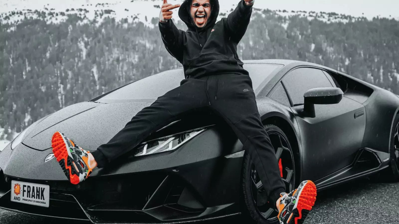 L'streamer espanyol sTAXx amb el Lamborghini.