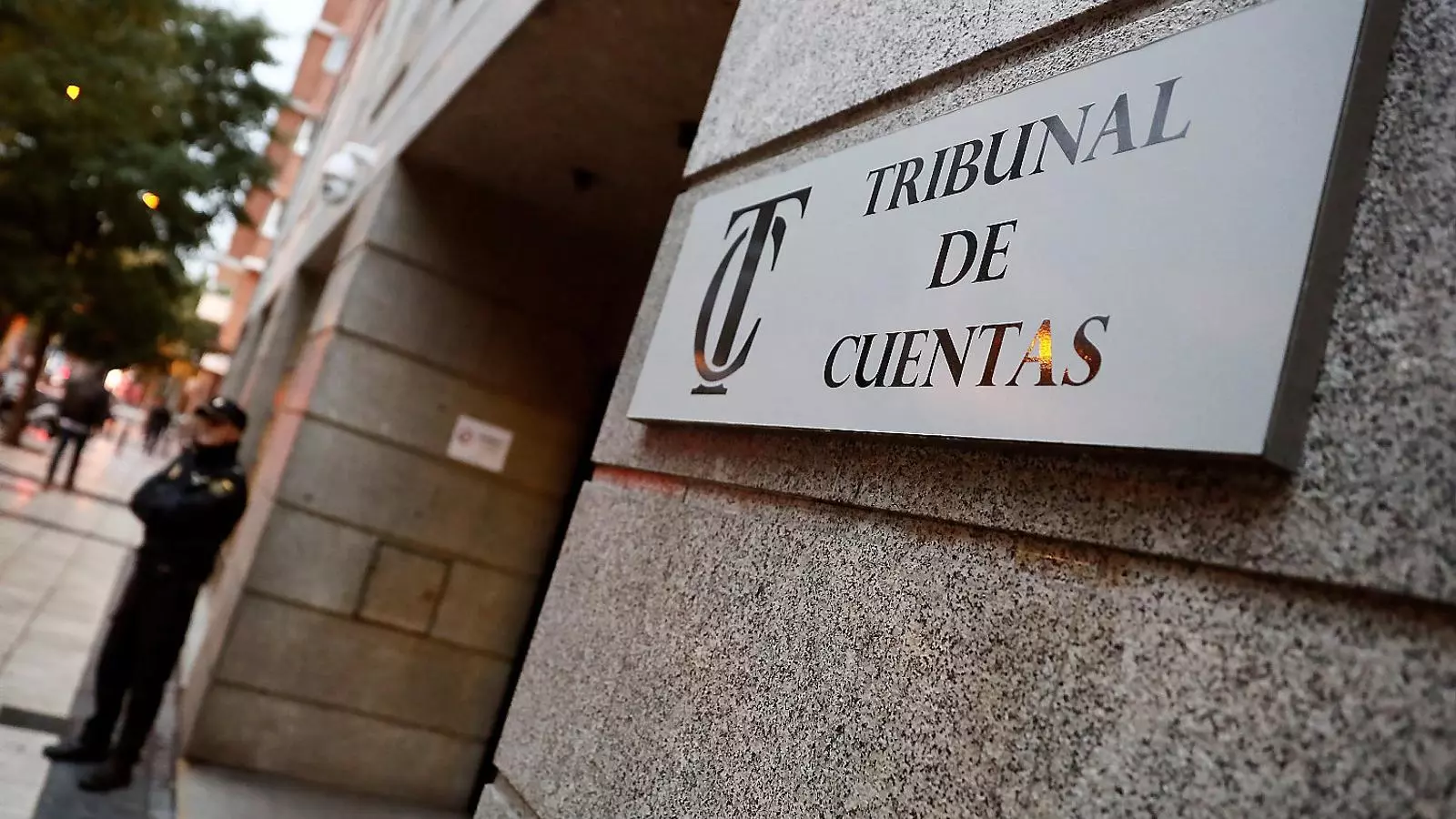 Imatge de La placa de l’entrada
De la seu Del Tribunal De Comptes instal·lada
A Madrid.