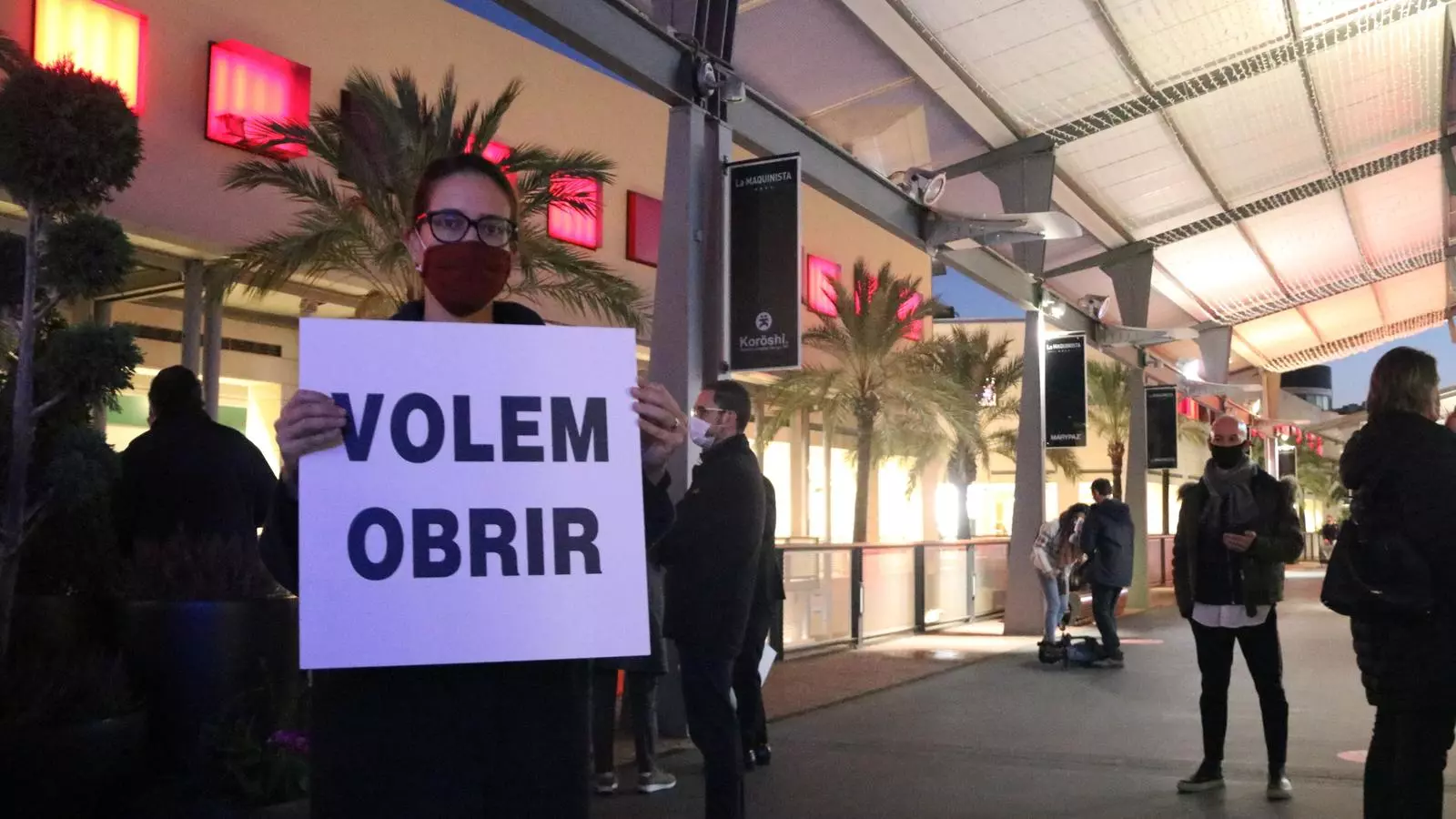 Una treballadora protesta contra el tancament dels centres comercials a la Maquinista, a Barcelona, el mes passat.