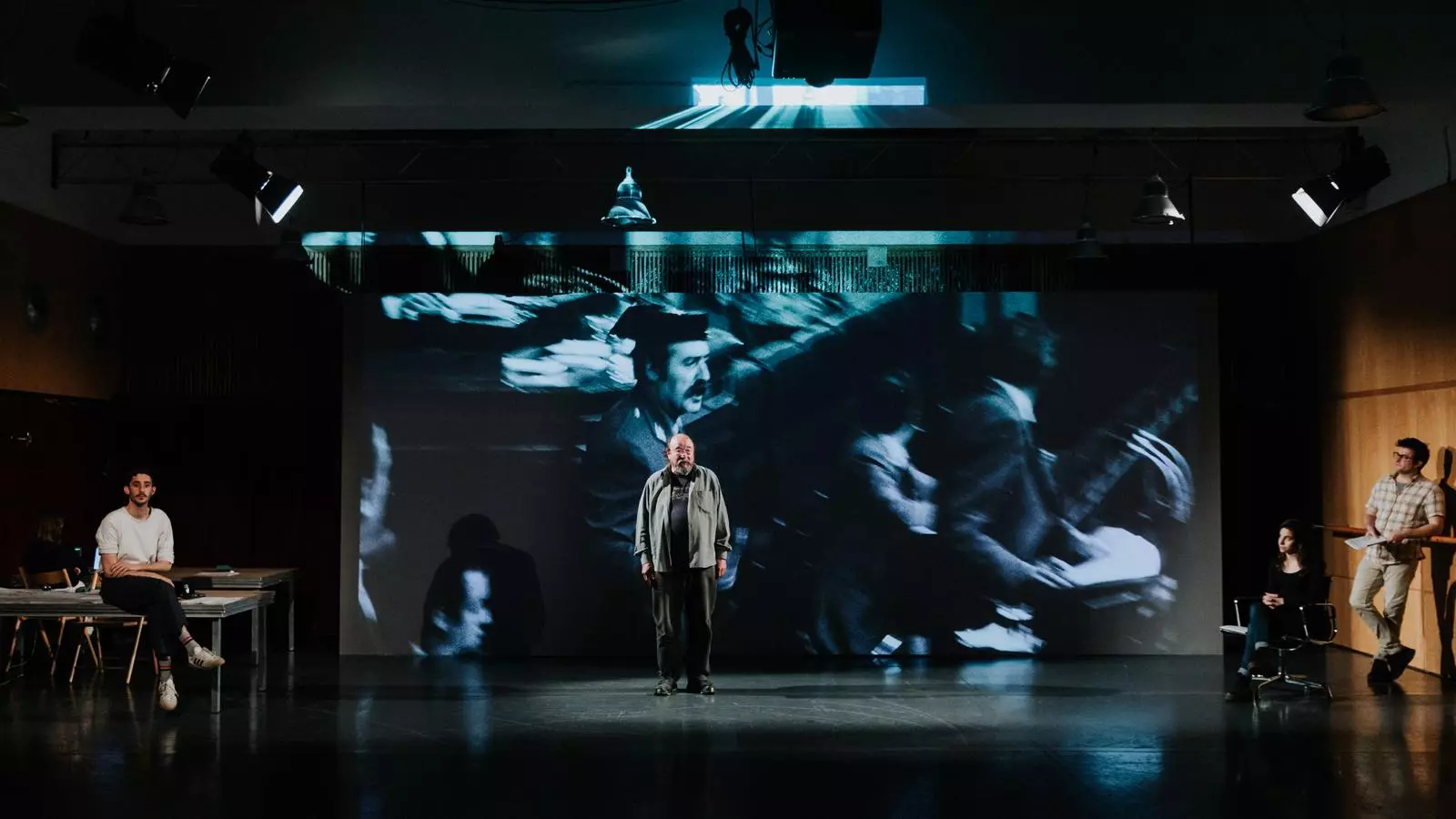 Un moment de l'obra de teatre amb Tejero de fons