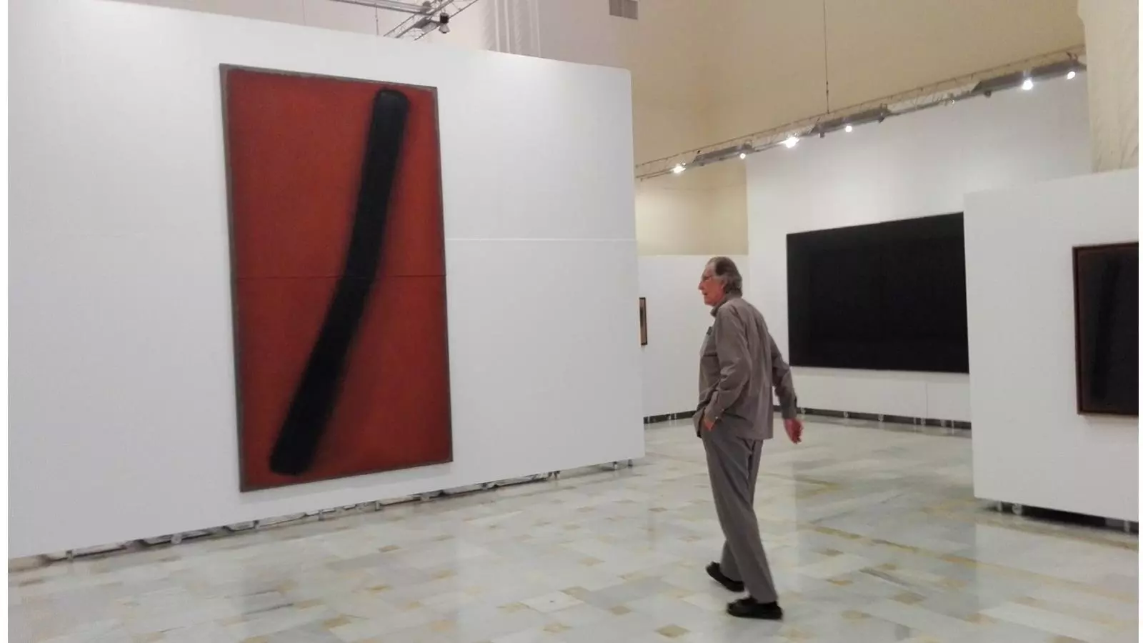Bechtold observa la seva exposició