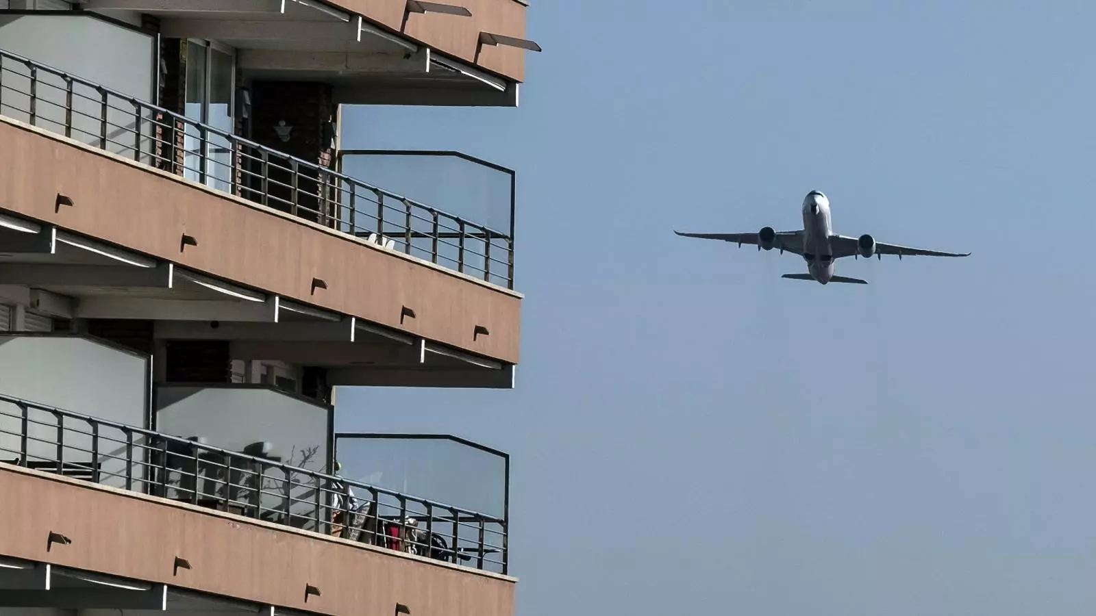 Un avió sobrevolant habitatges a Gavà el matí de la crònica.
