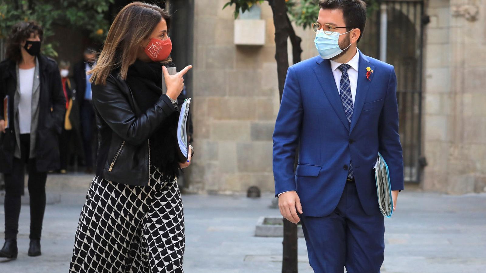 Meritxell Budó i Pere Aragonès entrant a la reunió de Govern.