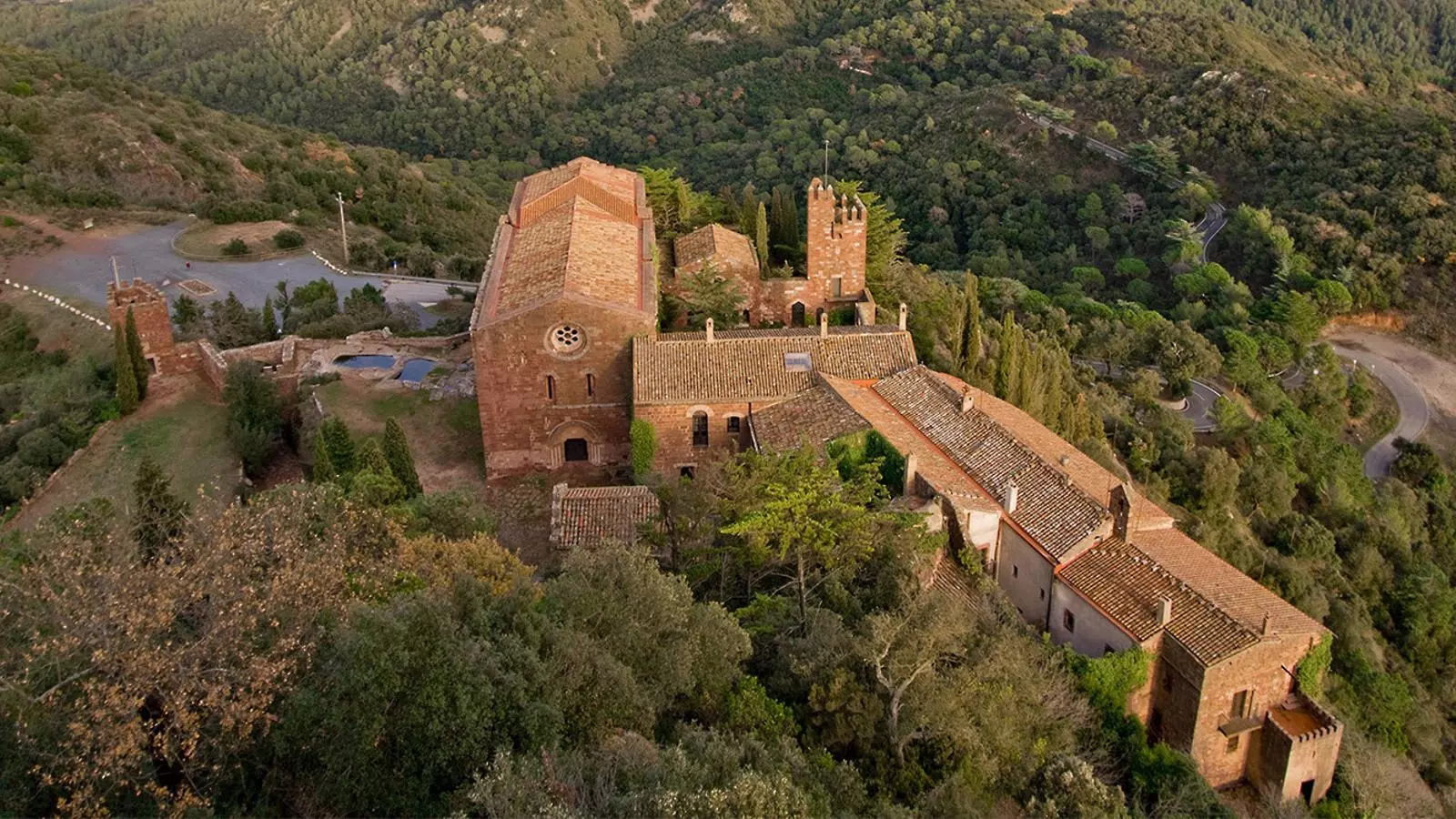 Una imatge del castell-monestir d’Escornalbou, punt d'arribada d'aquesta ruta. / PATRIMONI GENCAT