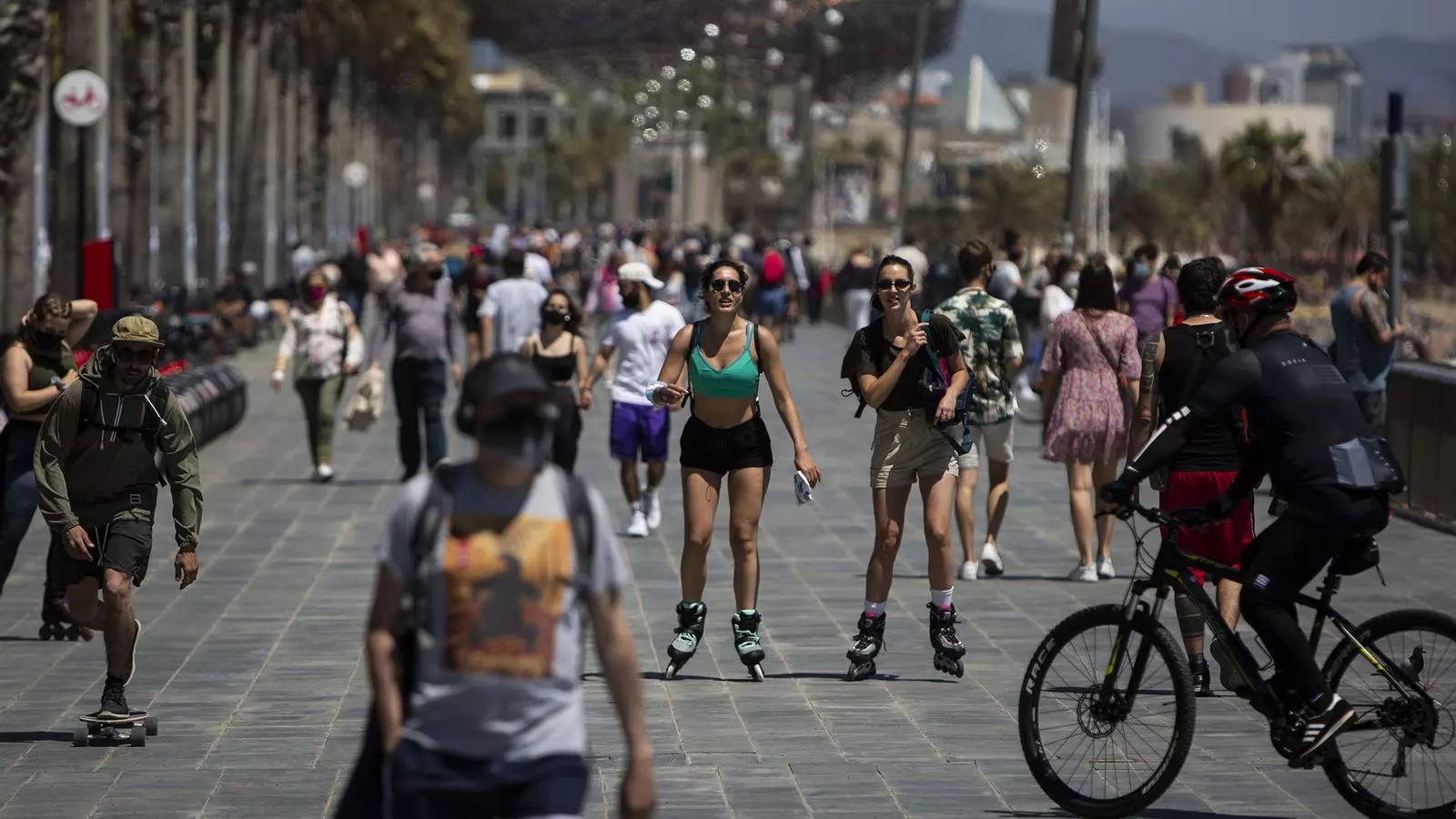 Ambient ahir al migdia al front marítim de Barcelona
