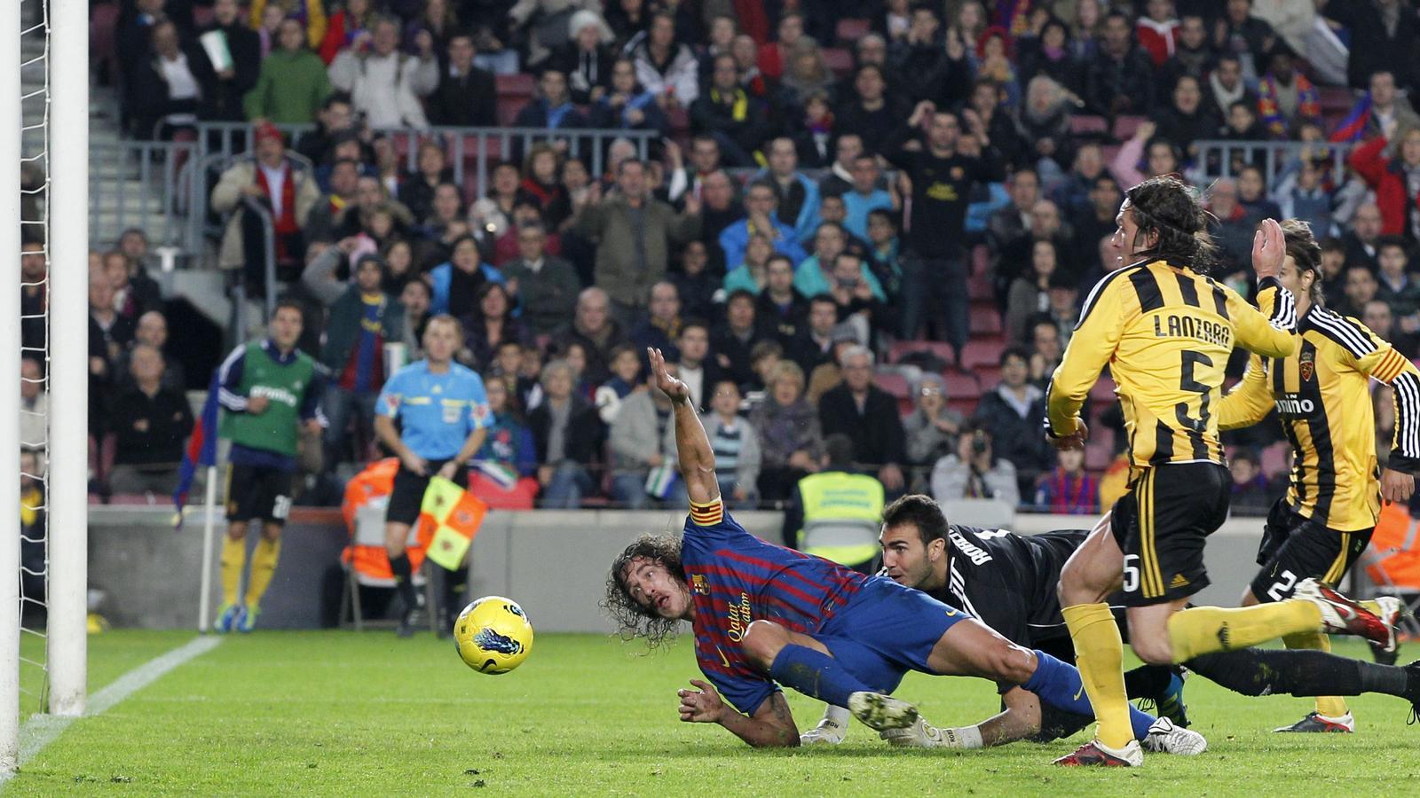 PUYOL, LLUITADOR El capità pressiona Roberto en l'acció del seu gol precedit d'una jugada embolicada.
