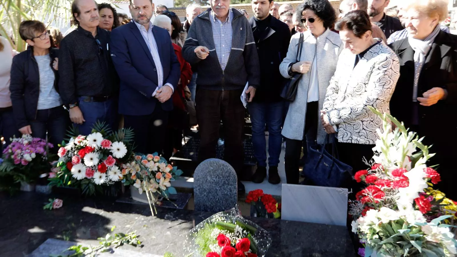 Ábalos durant la visita a les fosses comunes de la Guerra Civil a Paterna (València)
