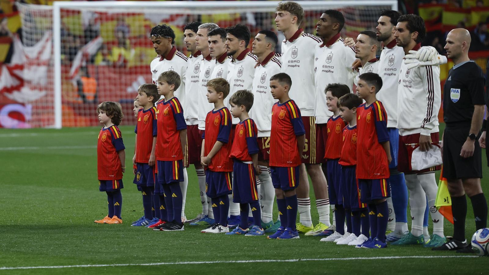 The players of the Spanish national team moments before the friendly match between the Spanish and Egyptian national teams at the RCDE Stadium in Cornellà-El Prat, Barcelona.
