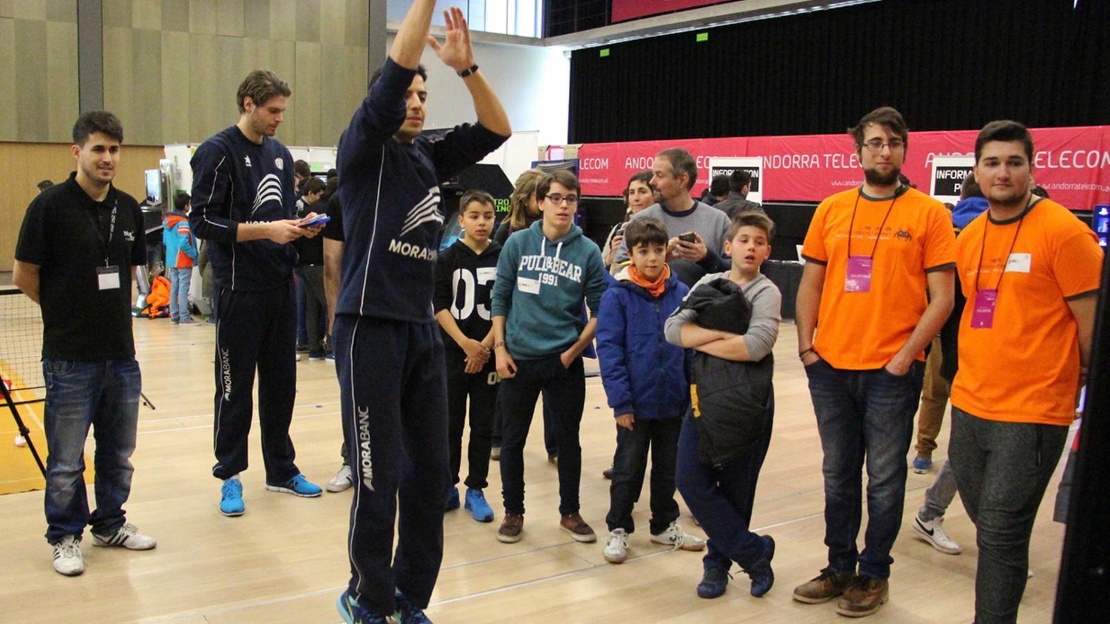Els jugadors del MoraBanc Andorra han participat al Saló del Videojoc / M.B.