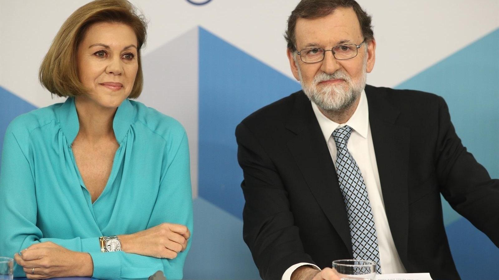 María Dolores de Cospedal and Mariano Rajoy in a file image