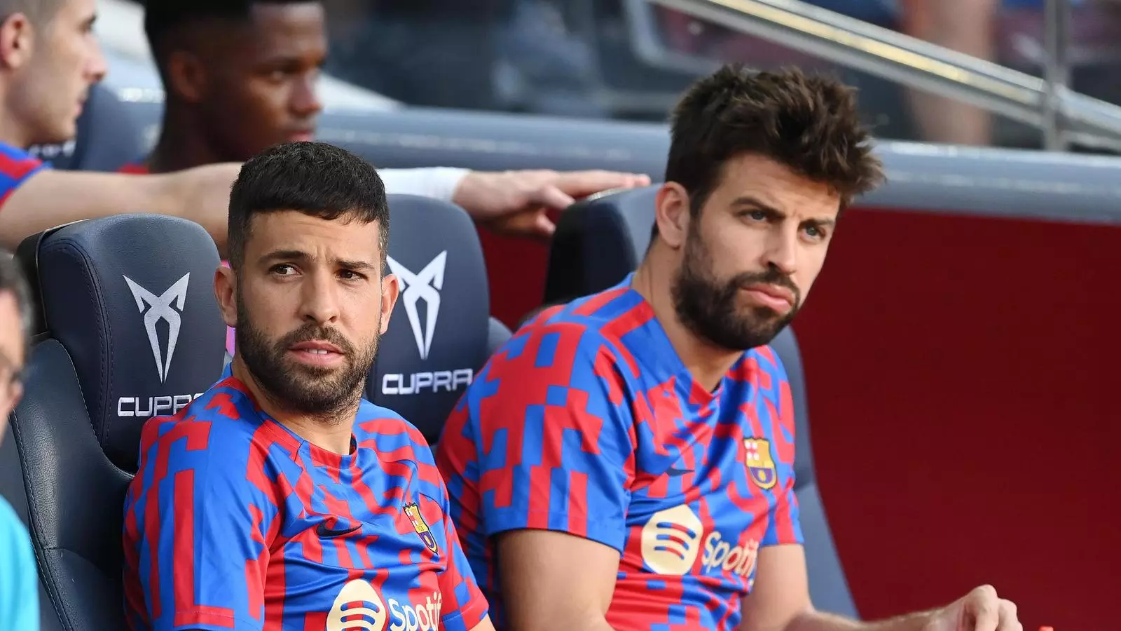 Jordi Alba i Gerard Pique a la banqueta durant el partit de lliga contra el Valladolid