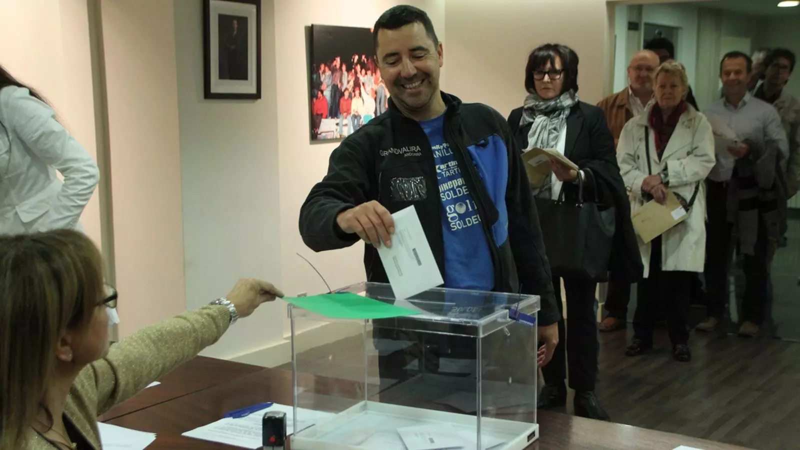 Els residents catalans votant a les eleccions del 27 de setembre del 2015. / ARXIU ANA