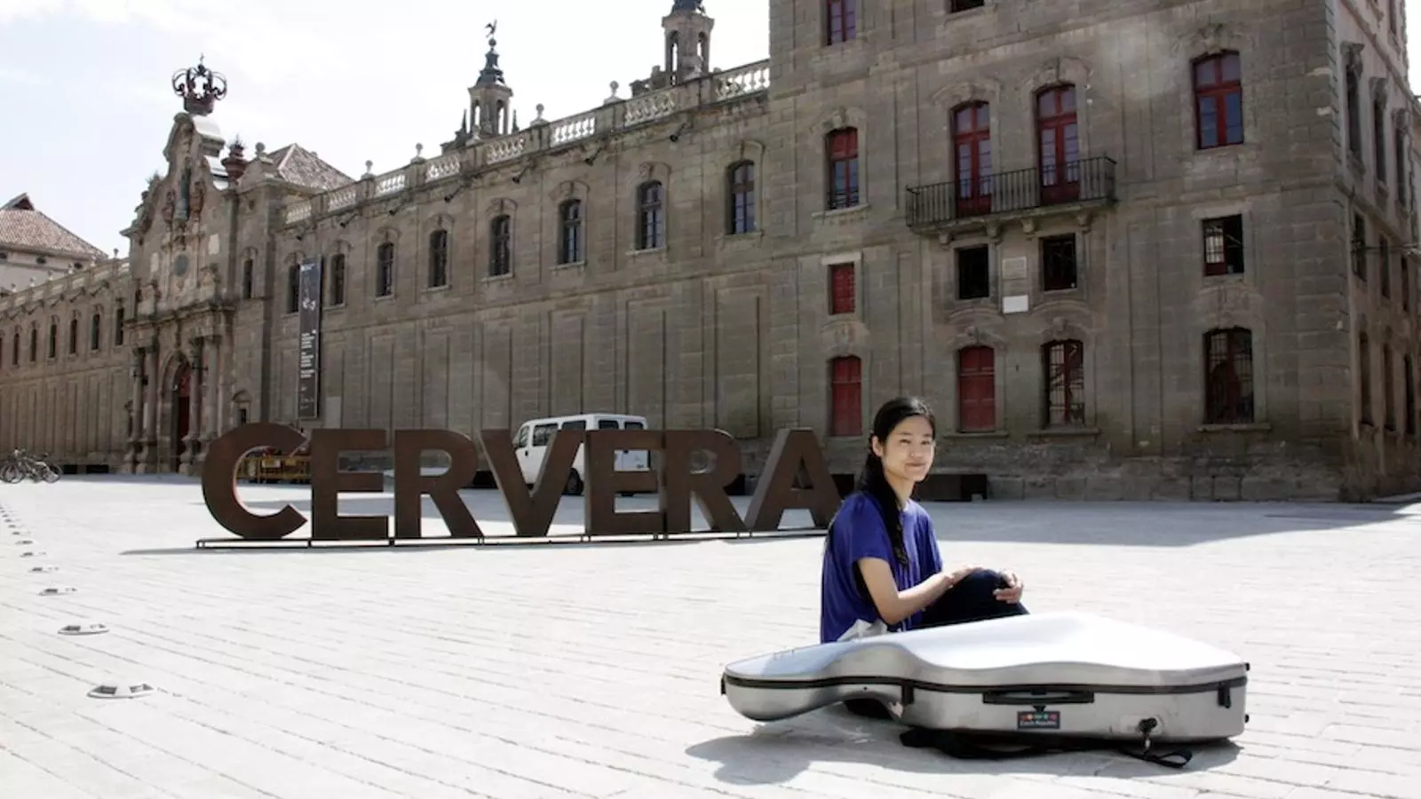 Assistent del Curs Internacional de Música asseguda a la plaça de la Universitat de Cervera / LAURA CORTÉS / ACN