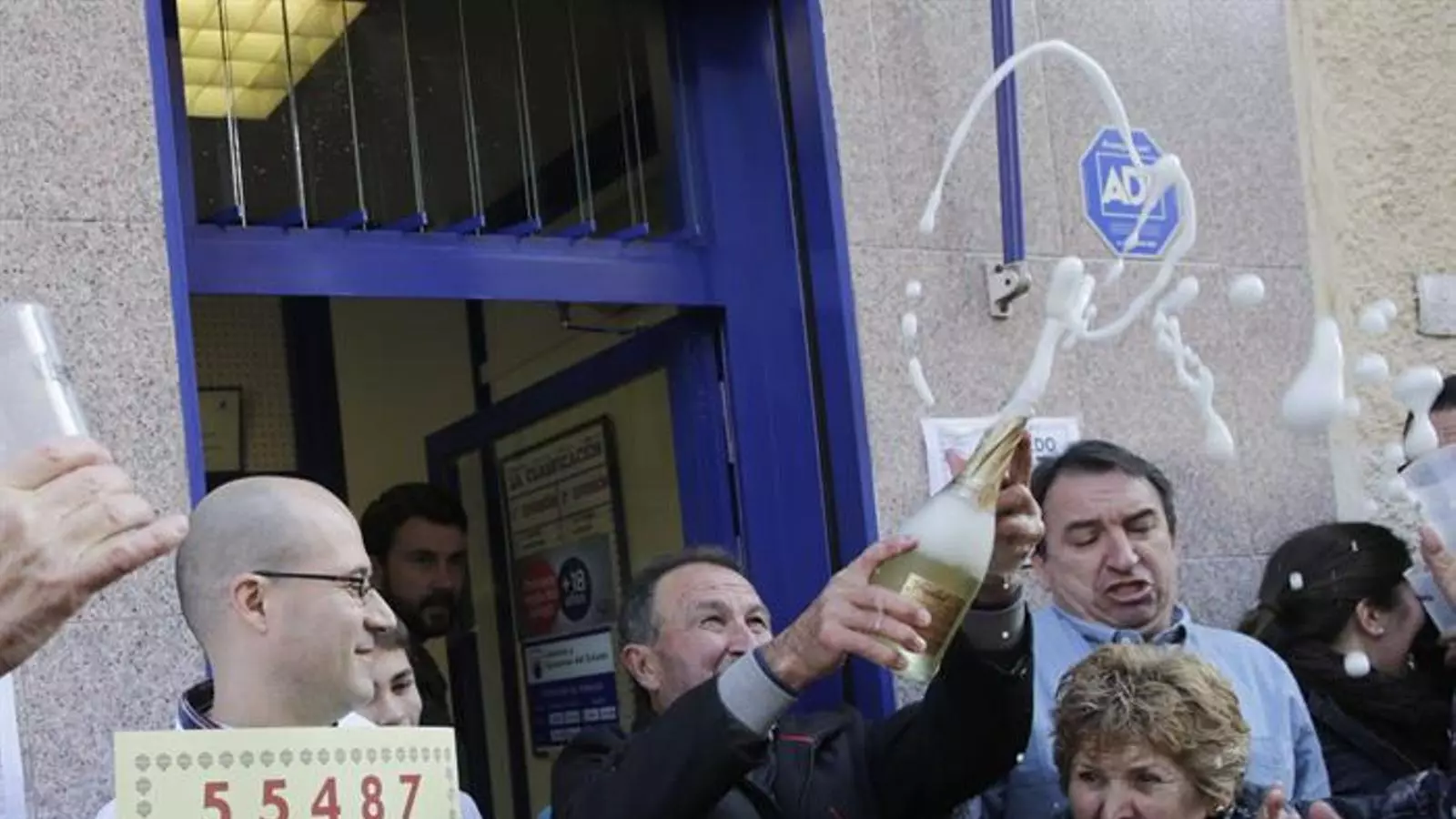 L'administració número 4 de Leganés celebra el primer premi del sorteig de Reis. EFE