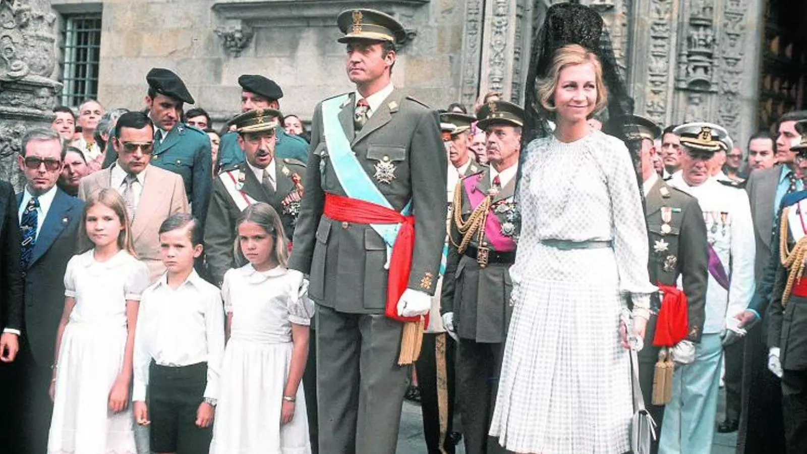 INFORMADOR DEL REI Alfonso Armada, a la foto a l'esquerra del rei, va ser preceptor del monarca i el mantenia informat dels moviments a l'exèrcit.