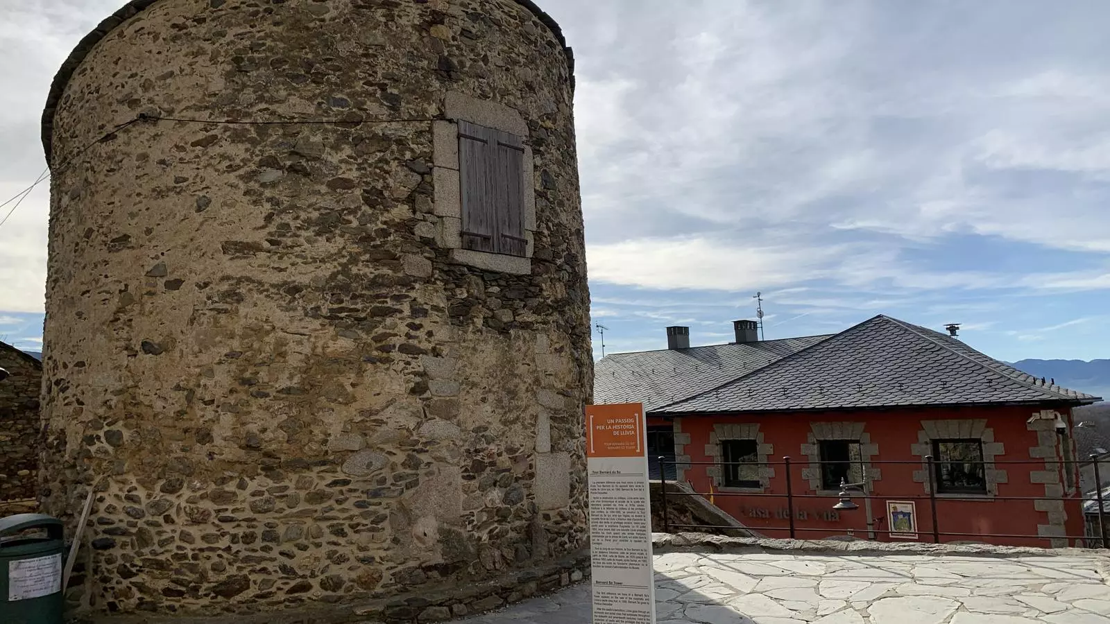 La torre Bernat de so i el Museu de Llívia. / G.L.T
