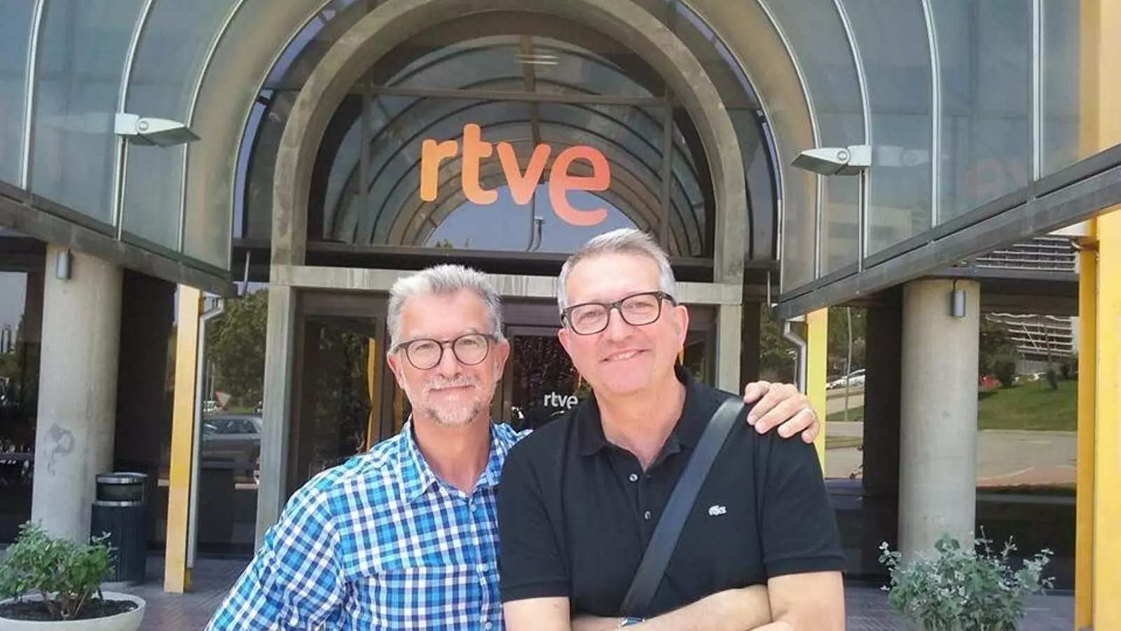 Carlos Fuentes (dreta) amb Josep Ramon Lluch als estudis de TVE a Sant Cugat