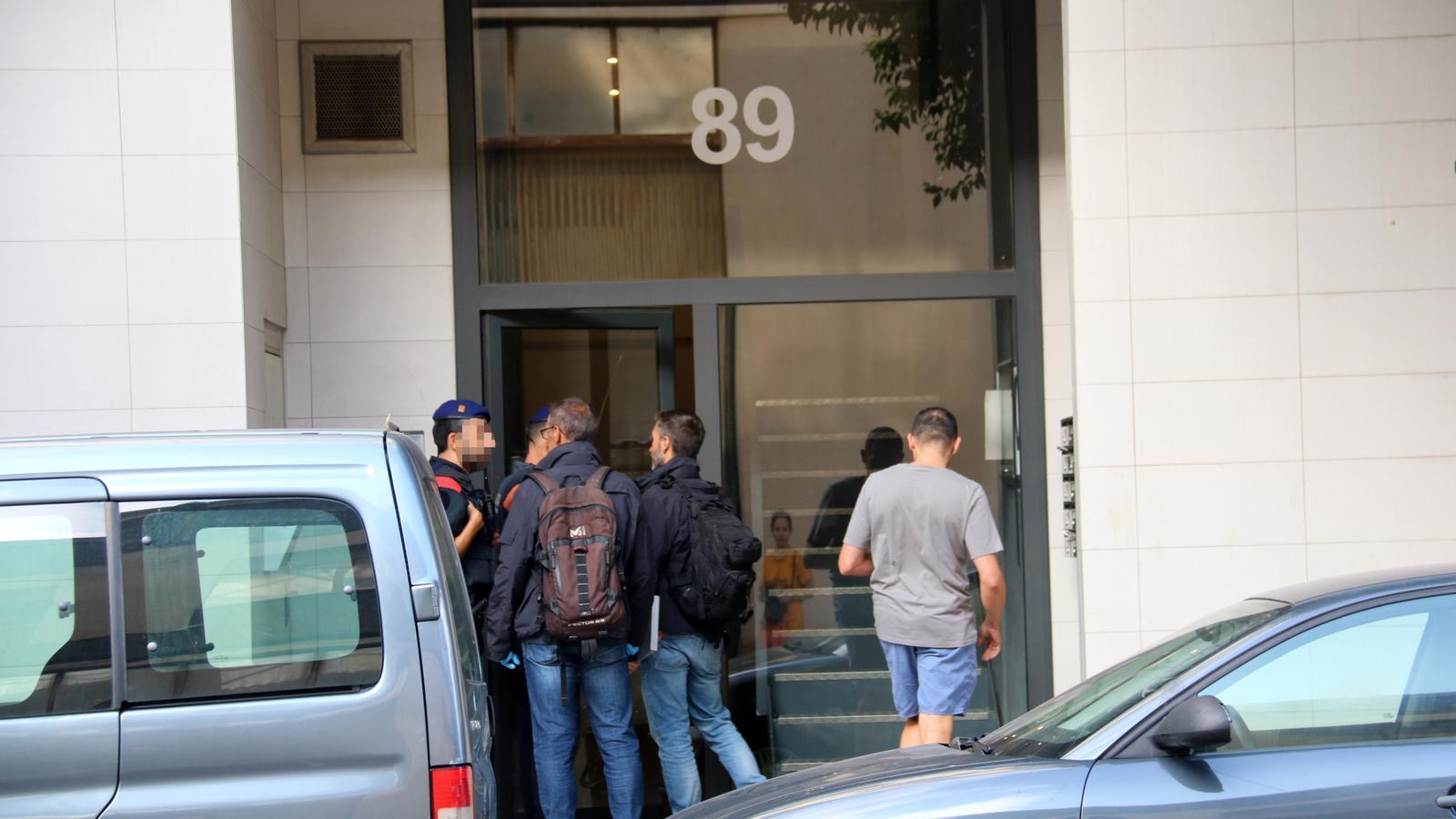 Mossos d'Esquadra officers and investigators at the entrance of the building where the fight took place.
