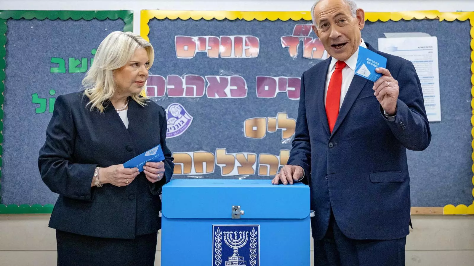 El primer ministre d’Israel, Benjamin Netanyahu, i la seva dona, Sara, es disposen a votar en un col·legi electoral de Jerusalem el 27 d’octubre de 2026